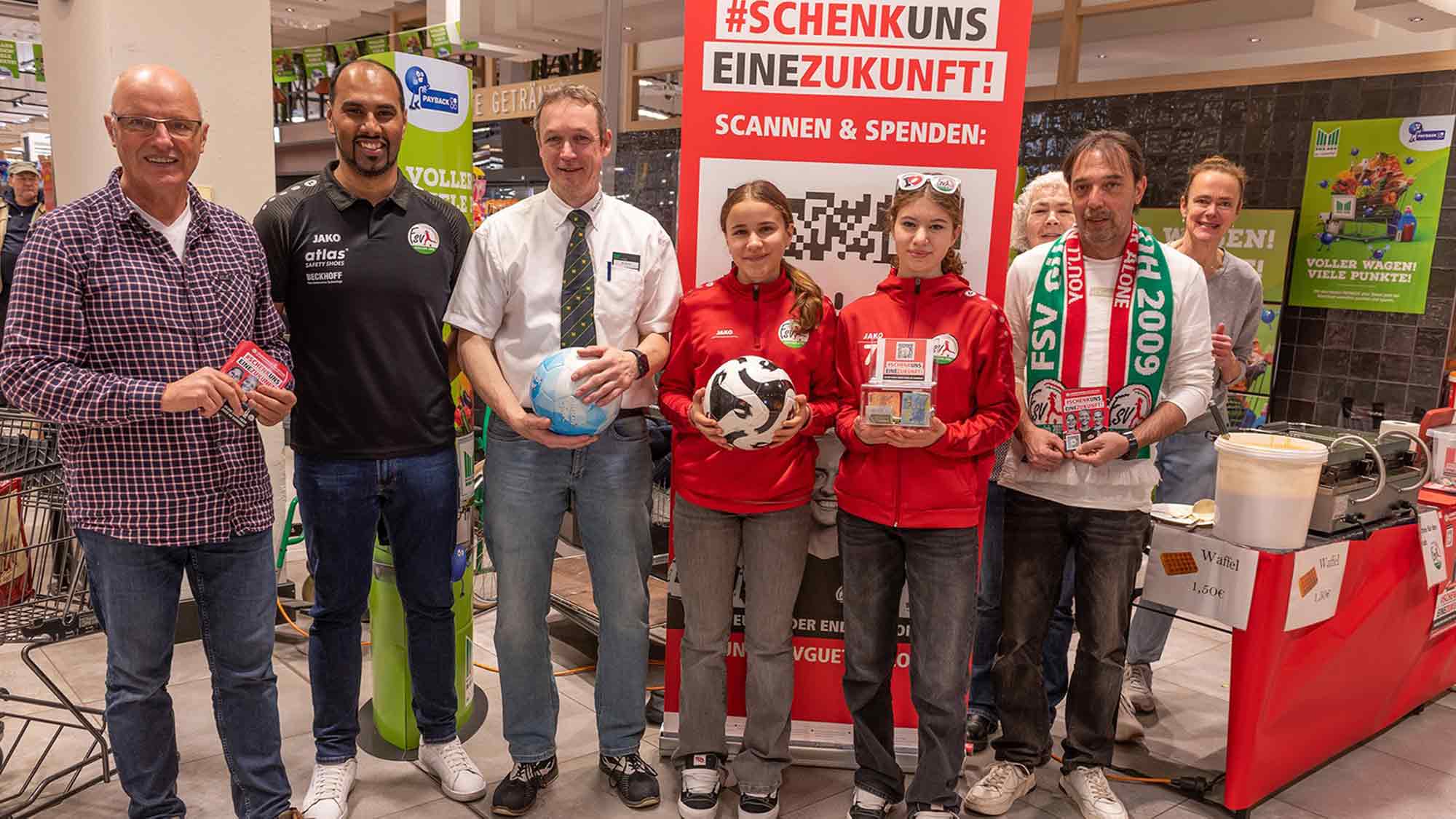 FSV Gütersloh Juniorinnen erzielen 1.627,83 Euro beim Waffelverkauf im Marktkauf Gütersloh FSV Gütersloh Juniorinnen erzielen 1.627,83 Euro beim Waffelverkauf im Marktkauf Gütersloh
