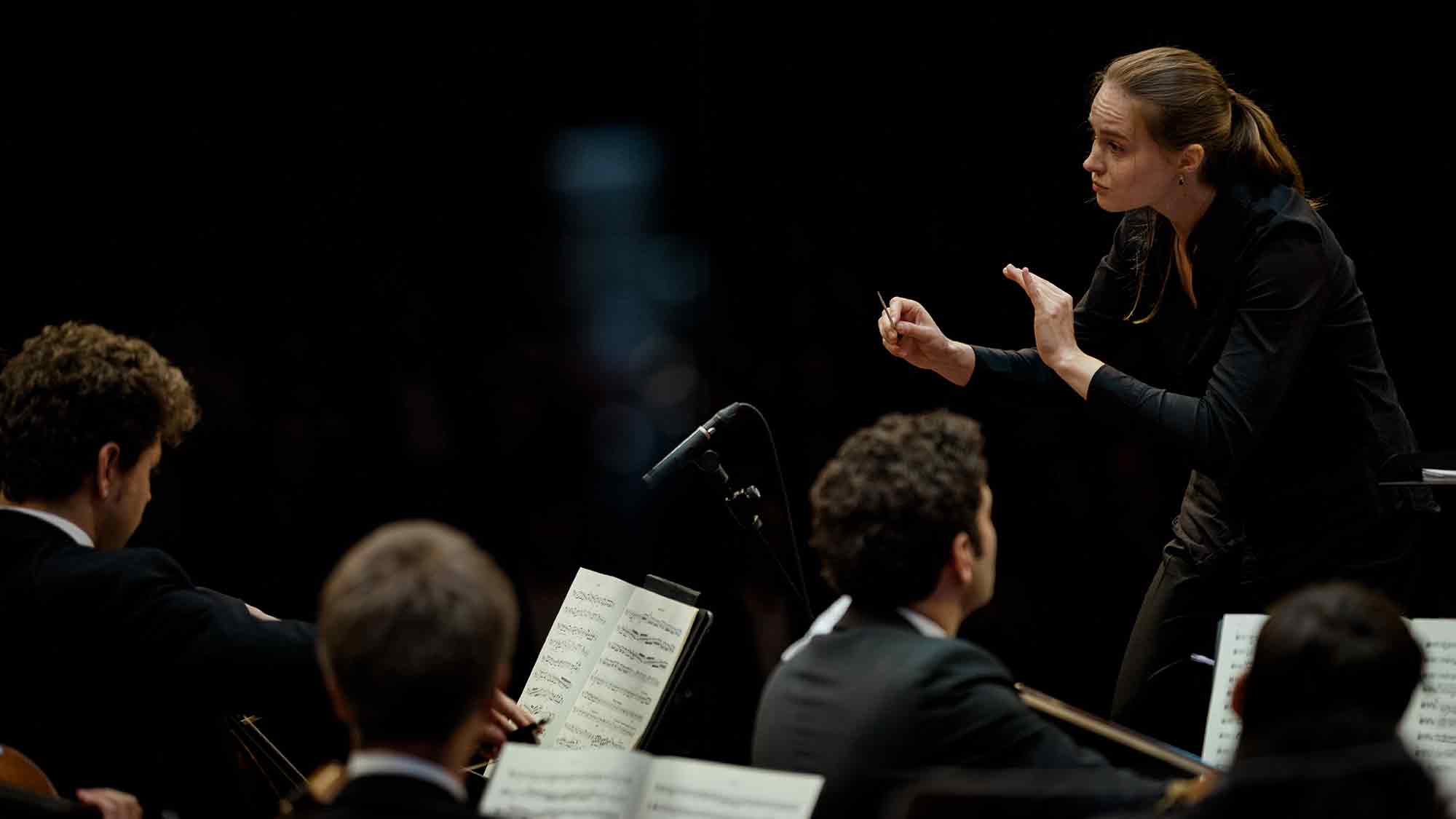 Staatsorchester Darmstadt: Dirigentin Izabelė Jankauskaitė und Cellist Bruno Philippe zu Gast beim 5. Sinfoniekonzert, 2. und 3. März 2025