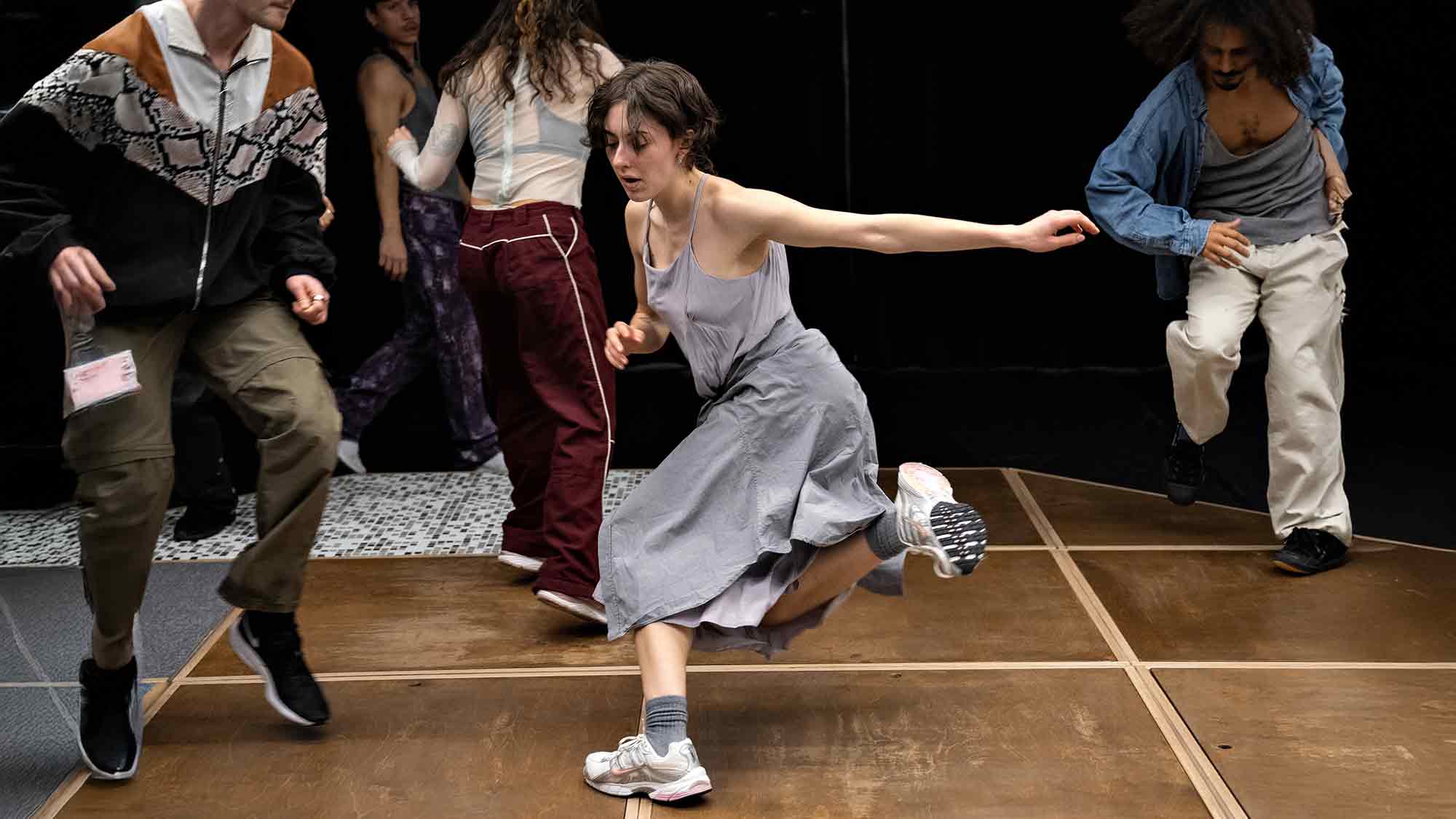 &raquo;Unseen Horses&laquo; von Ioanna Paraskevopoulou, Dance Theatre Heidelberg bringt die Welt der Foley Artists auf die Bühne, 8. März 2025