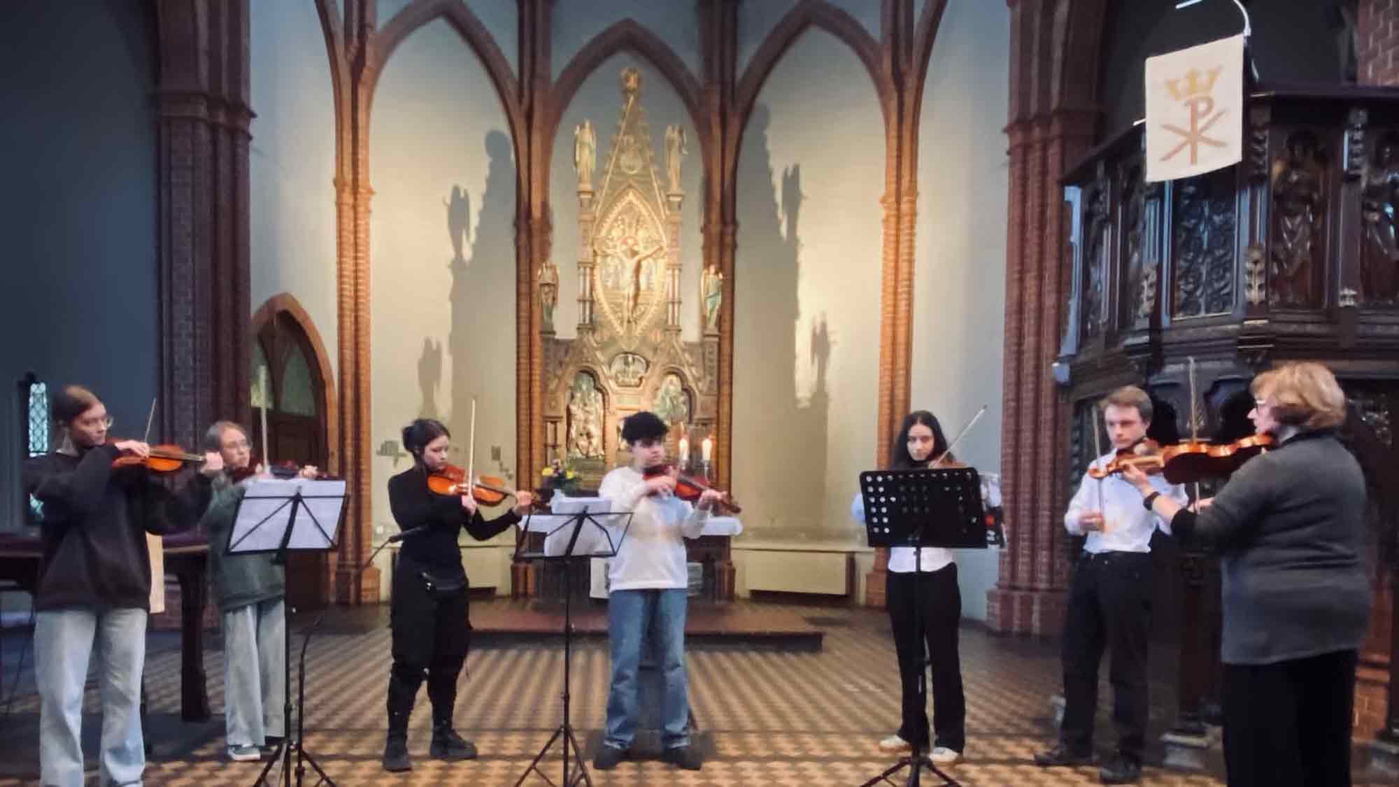 Sieben Geigen und ein Flügel: Erstes inklusives Konzert in der Apostelkirche mit klassischer und Ragtime Musik sowie einem Tango Sieben Geigen und ein Flügel: Erstes inklusives Konzert in der Apostelkirche mit klassischer und Ragtime Musik sowie einem Tango