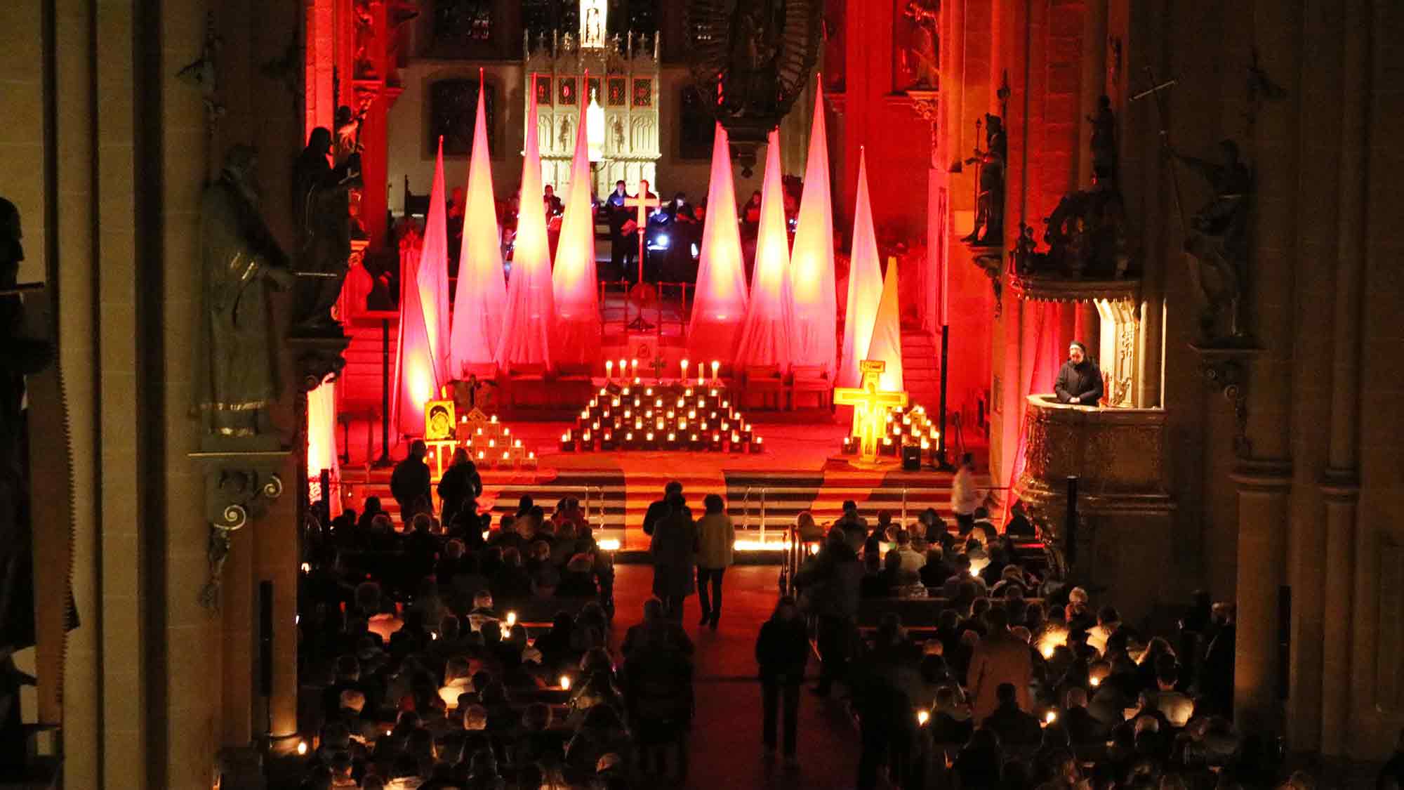 Leuchtende Augen bei stimmungsvoller Atmosphäre – die 23. Nacht der Lichter vereinte Hunderte Menschen im Paderborner Dom Leuchtende Augen bei stimmungsvoller Atmosphäre – die 23. Nacht der Lichter vereinte Hunderte Menschen im Paderborner Dom