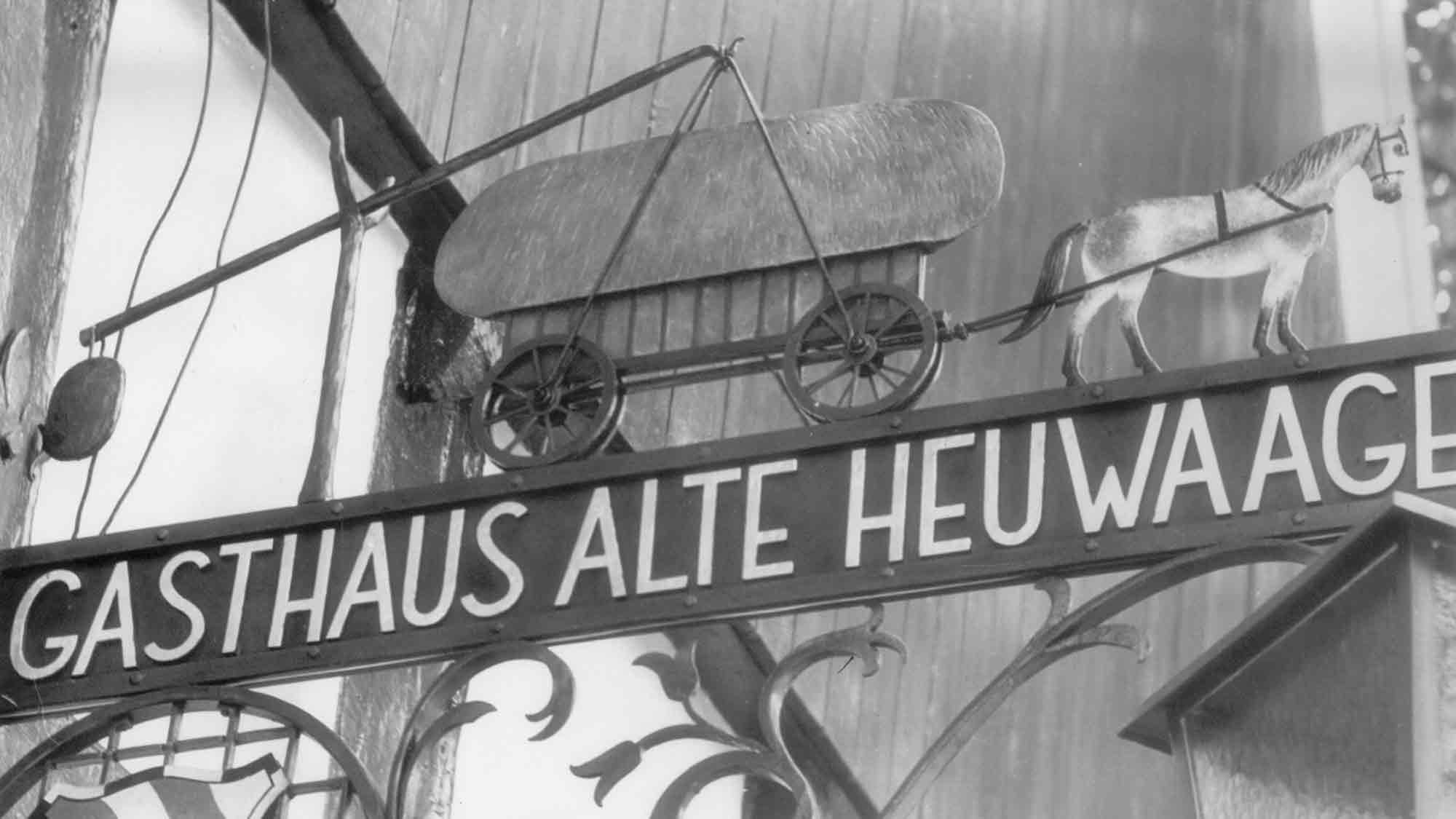 Gütersloh: Kneipen als Herzstück der Stadt, mehr als ein Tresen? 16. Erzählcafé über Kneipen und Bars in Gütersloh, 24. März 2025 Gütersloh: Kneipen als Herzstück der Stadt, mehr als ein Tresen? 16. Erzählcafé über Kneipen und Bars in Gütersloh, 24. März 2025