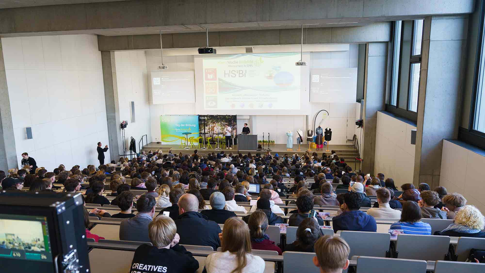 »Tag der Bildung« in der HSBI: Annähernd 2.000 Schüler aus ganz OWL diskutierten Auswirkungen der Modeindustrie auf Klima und Menschenrechte »Tag der Bildung« in der HSBI: Annähernd 2.000 Schüler aus ganz OWL diskutierten Auswirkungen der Modeindustrie auf Klima und Menschenrechte