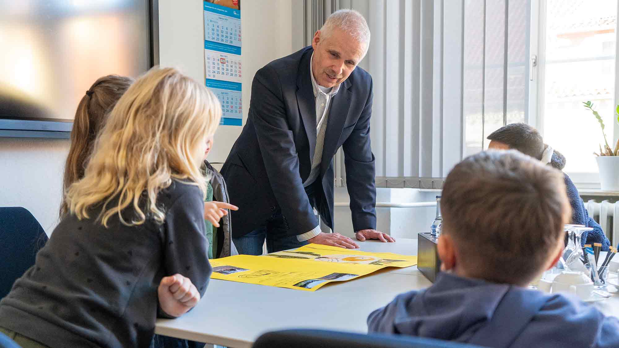 Horn Bad Meinberg: Kinder entdecken ihr Recht auf Spaß und übergeben Ideen an Bürgermeister