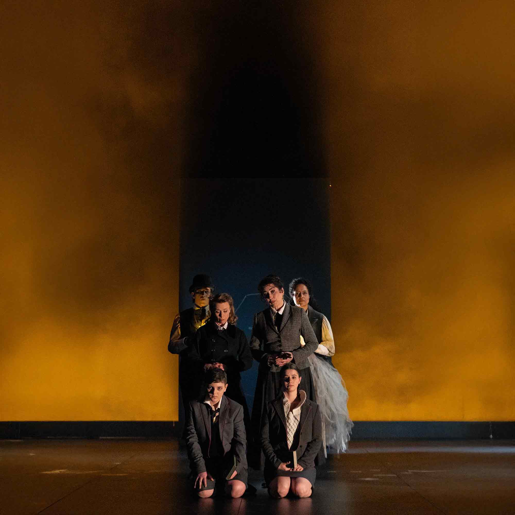 Begeisterte Premiere von Brittens »The Turn of the Screw« am Oldenburgischen Staatstheater – mit jungen Sängern des Knabenchores Gütersloh Begeisterte Premiere von Brittens »The Turn of the Screw« am Oldenburgischen Staatstheater – mit jungen Sängern des Knabenchores Gütersloh