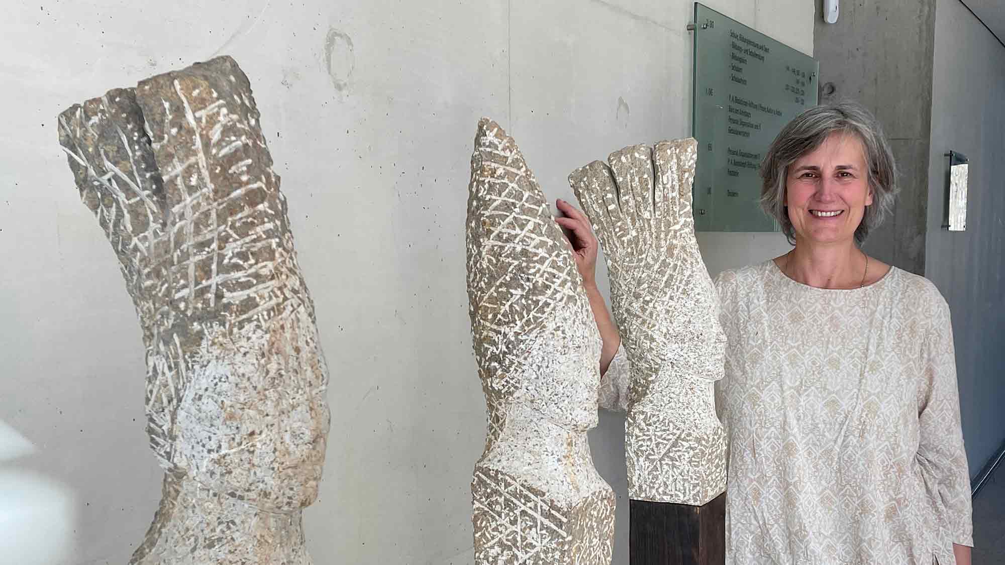 Kunstausstellung im Kreishaus Gütersloh: &raquo;Dem Stein wächst Fell&laquo; – Kunst von Sylvia Middel, 20. März bis 24. April 2025