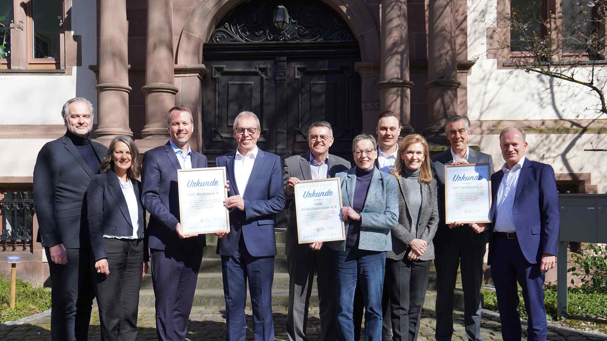 Übergabe der Mitgliedsurkunden – ADAC in NRW ist neues Mitglied im Förderverein NRW Stiftung Übergabe der Mitgliedsurkunden – ADAC in NRW ist neues Mitglied im Förderverein NRW Stiftung