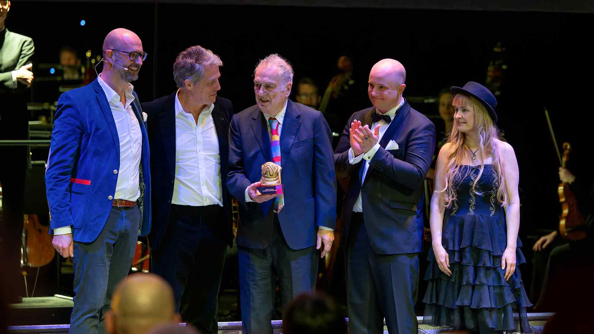 Stephen Frears erhält den Bremer Filmpreis der Sparkasse Bremen – Überraschungslaudator Hugh Grant bereichert Filmfest Gala 2025