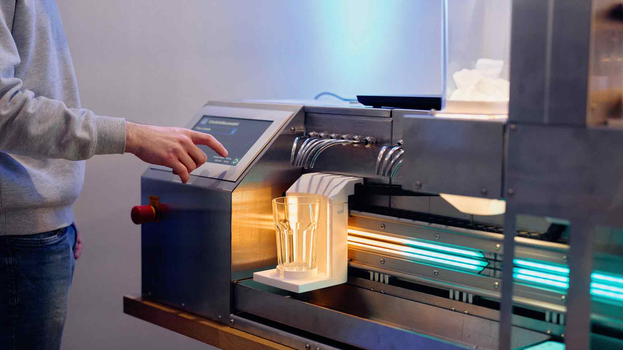 Weder geschüttelt noch gerührt: HSBI Studenten optimieren Cocktailautomat – »Caipi« als Mechatronik Aufgabe am Campus Gütersloh Weder geschüttelt noch gerührt: HSBI Studenten optimieren Cocktailautomat – »Caipi« als Mechatronik Aufgabe am Campus Gütersloh
