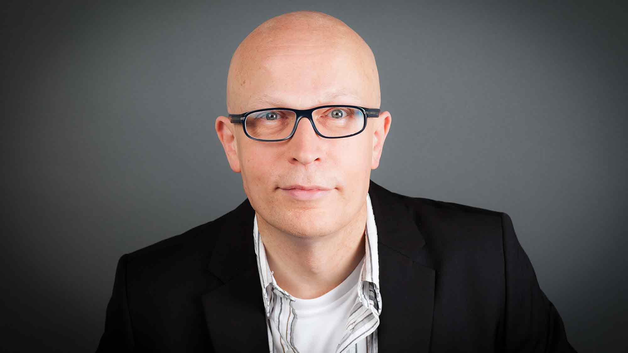Bürgerinitiative Bürgerwache Bielefeld: bebilderte Lesung und Buchvorstellung, Heinz Liepman, &raquo;Das Vaterland&laquo; – Exilroman, gelesen von Hans Jörg Kühne, 3. April 2025