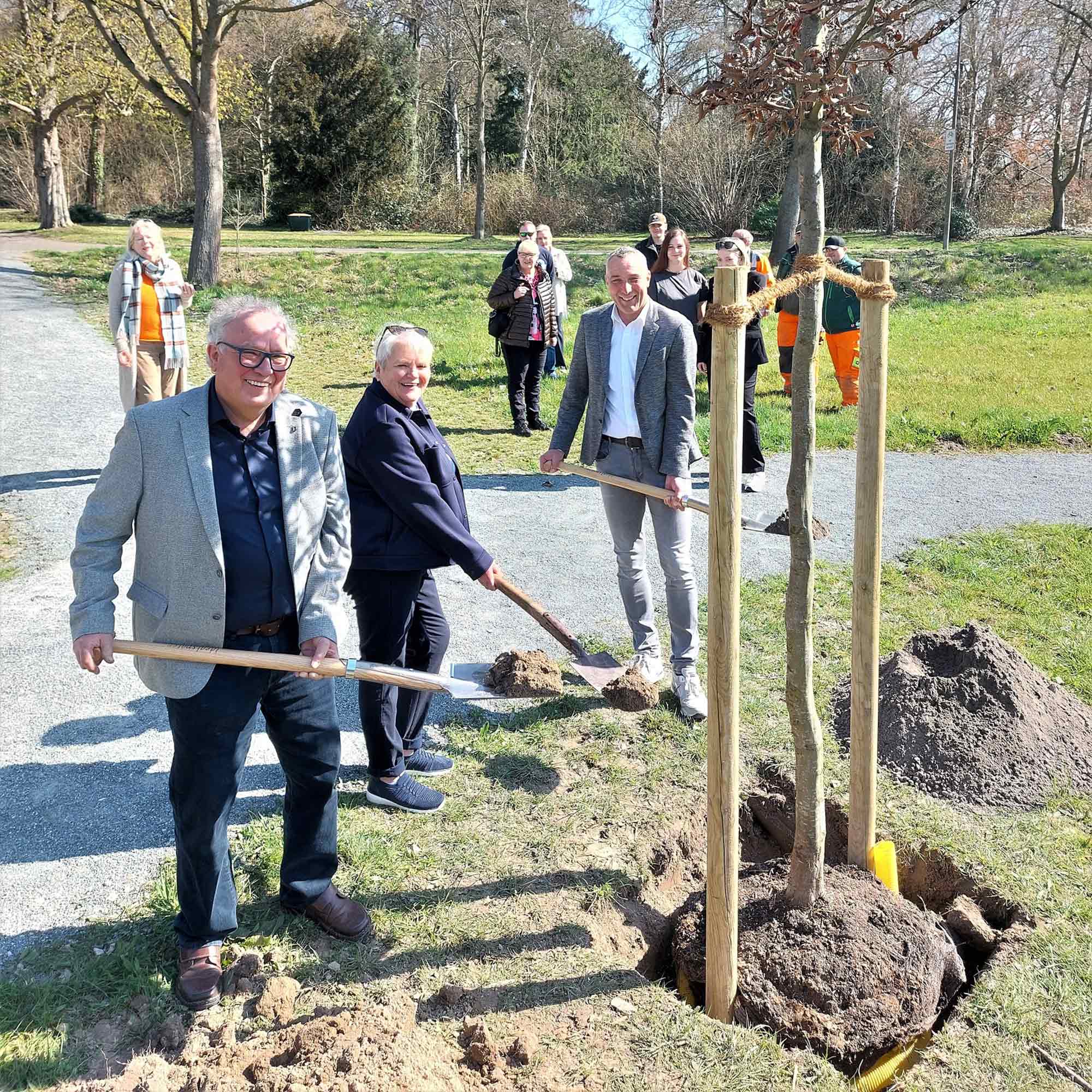 Symbol für Wachstum und Verbundenheit: der neue Geburtswald und Ereigniswald in Bad Salzuflen Symbol für Wachstum und Verbundenheit: der neue Geburtswald und Ereigniswald in Bad Salzuflen