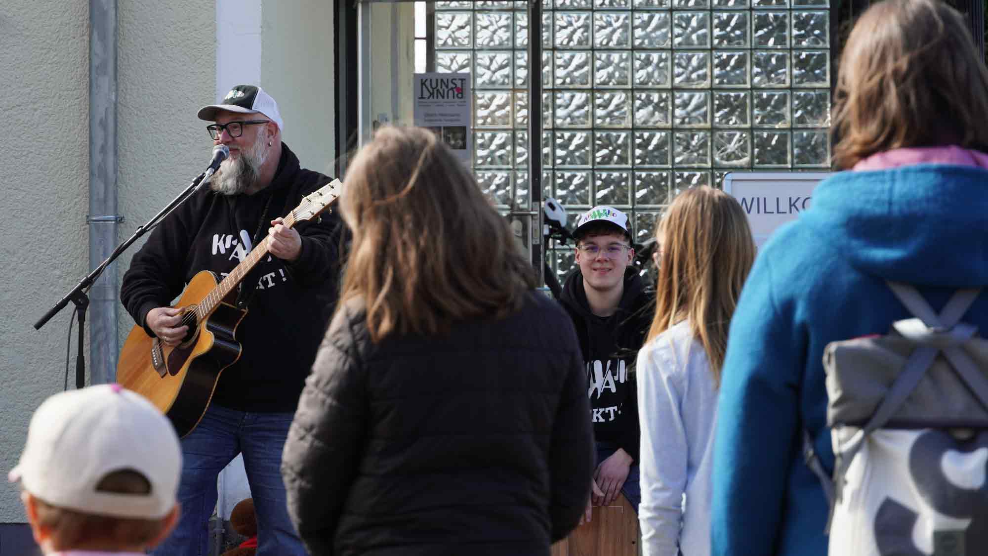 Detmold: Tanz, Gesang und ganz viel gute Laune – Krawallo Konzert begeistert das Detmolder Publikum Detmold: Tanz, Gesang und ganz viel gute Laune – Krawallo Konzert begeistert das Detmolder Publikum