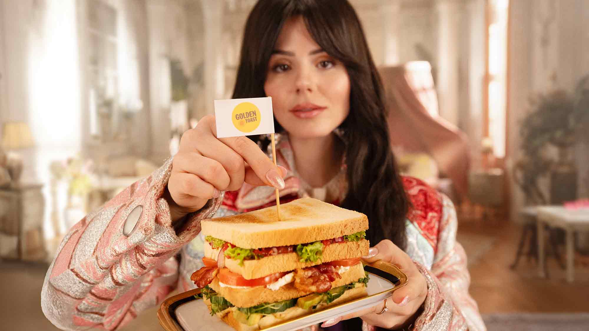 Royaler Genuss mit Glamour Faktor: Gold Toast launcht veganes Brioche Sandwich und krönt Ruby O. Fee zur Queen of Bread Royaler Genuss mit Glamour Faktor: Gold Toast launcht veganes Brioche Sandwich und krönt Ruby O. Fee zur Queen of Bread