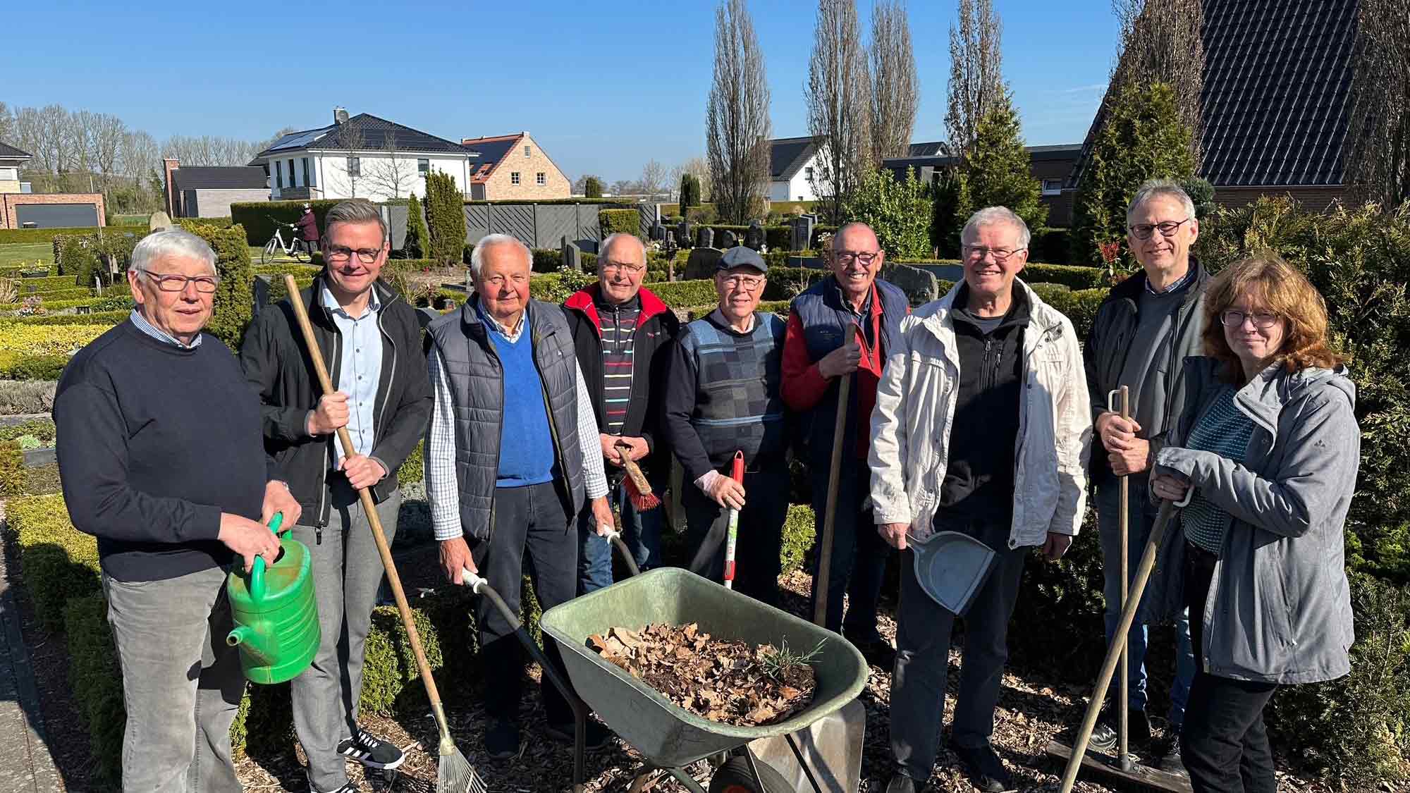Rietberg: Sieben Engel für einen gepflegten Friedhof – ehrenamtliche Mastholter seit 15 Jahren engagiert Rietberg: Sieben Engel für einen gepflegten Friedhof – ehrenamtliche Mastholter seit 15 Jahren engagiert