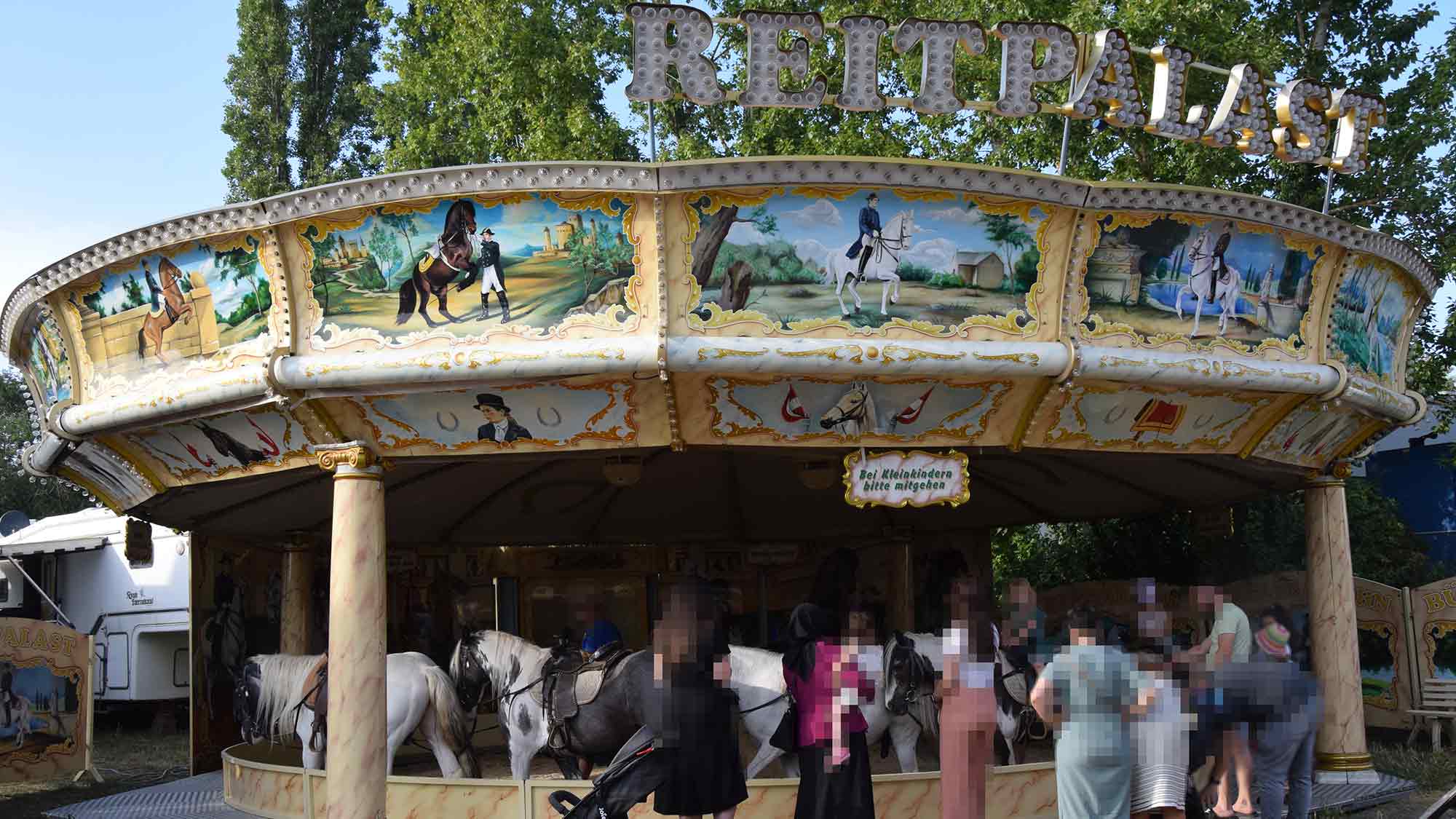 PETA: »Beschwerden über das ›Ponykarussell‹ auf Bielefelder Frühjahrskirmes – PETA appelliert an Oberbürgermeister und Stadtrat, traurige ›Attraktion‹ künftig nicht zuzulassen« PETA: »Beschwerden über das ›Ponykarussell‹ auf Bielefelder Frühjahrskirmes – PETA appelliert an Oberbürgermeister und Stadtrat, traurige ›Attraktion‹ künftig nicht zuzulassen«