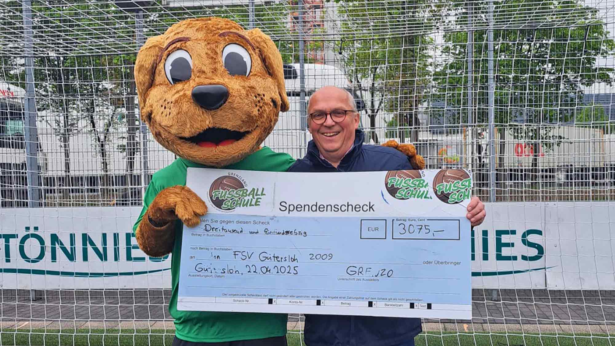 Fußballschule Grenzland übergibt Spendenscheck in Höhe von 3.075 Euro an den FSV Gütersloh Fußballschule Grenzland übergibt Spendenscheck in Höhe von 3.075 Euro an den FSV Gütersloh
