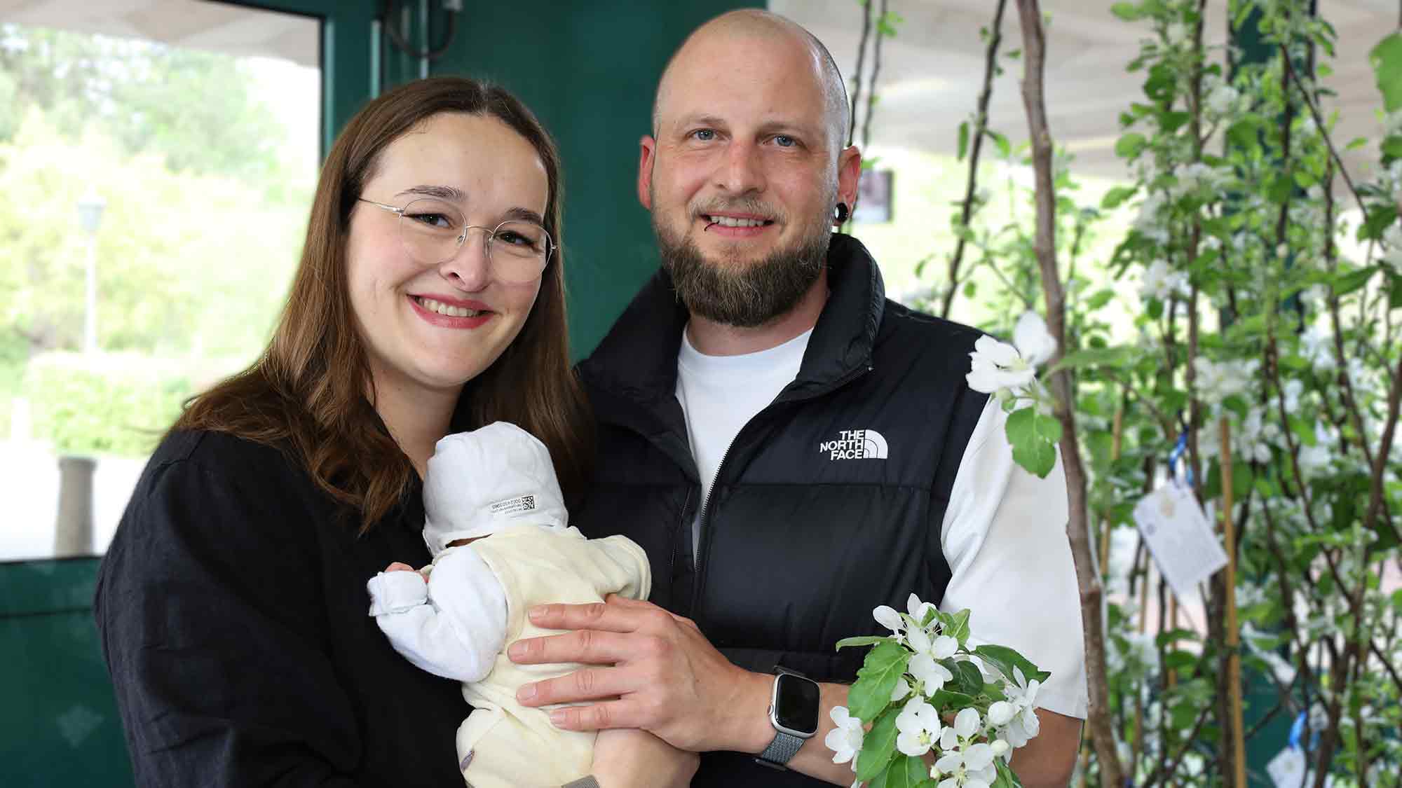 Ein Baum für das Leben – Aktion im Sankt Elisabeth Hospital Gütersloh unter dem Motto »Wurzeln für das Leben« Ein Baum für das Leben – Aktion im Sankt Elisabeth Hospital Gütersloh unter dem Motto »Wurzeln für das Leben«