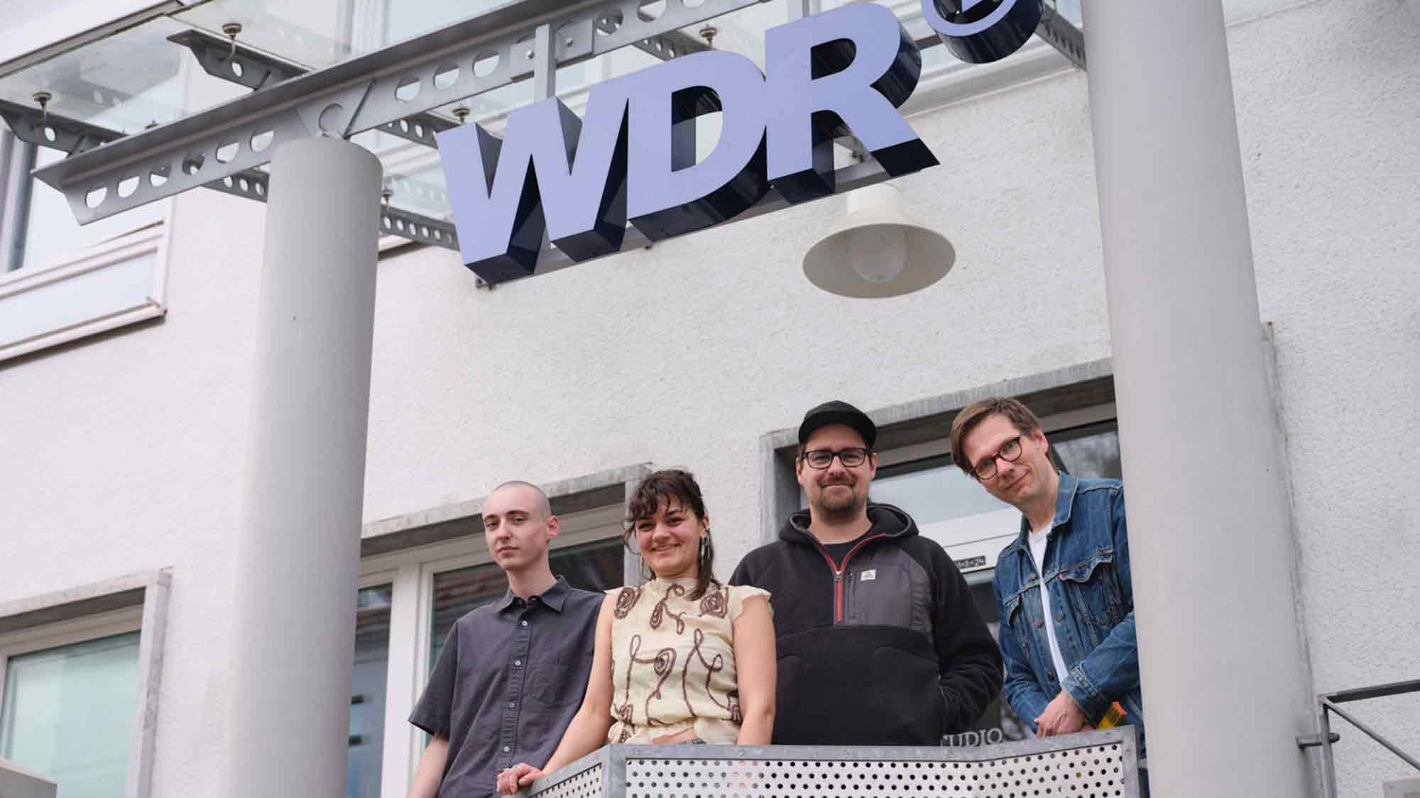 Ausstellung KI und Fotografie bei den &raquo;Nachtansichten&laquo;: Im WDR Studio Bielefeld stellen HSBI Studenten und Absolventen ihre Arbeiten vor