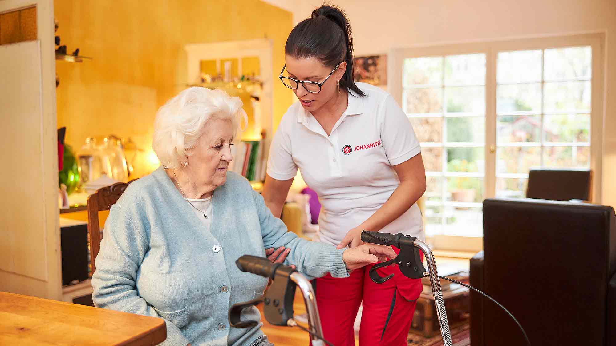 Pflege zukunftssicher gestalten: Johanniter fordern schnelle Umsetzung der Pflegereform Pflege zukunftssicher gestalten: Johanniter fordern schnelle Umsetzung der Pflegereform