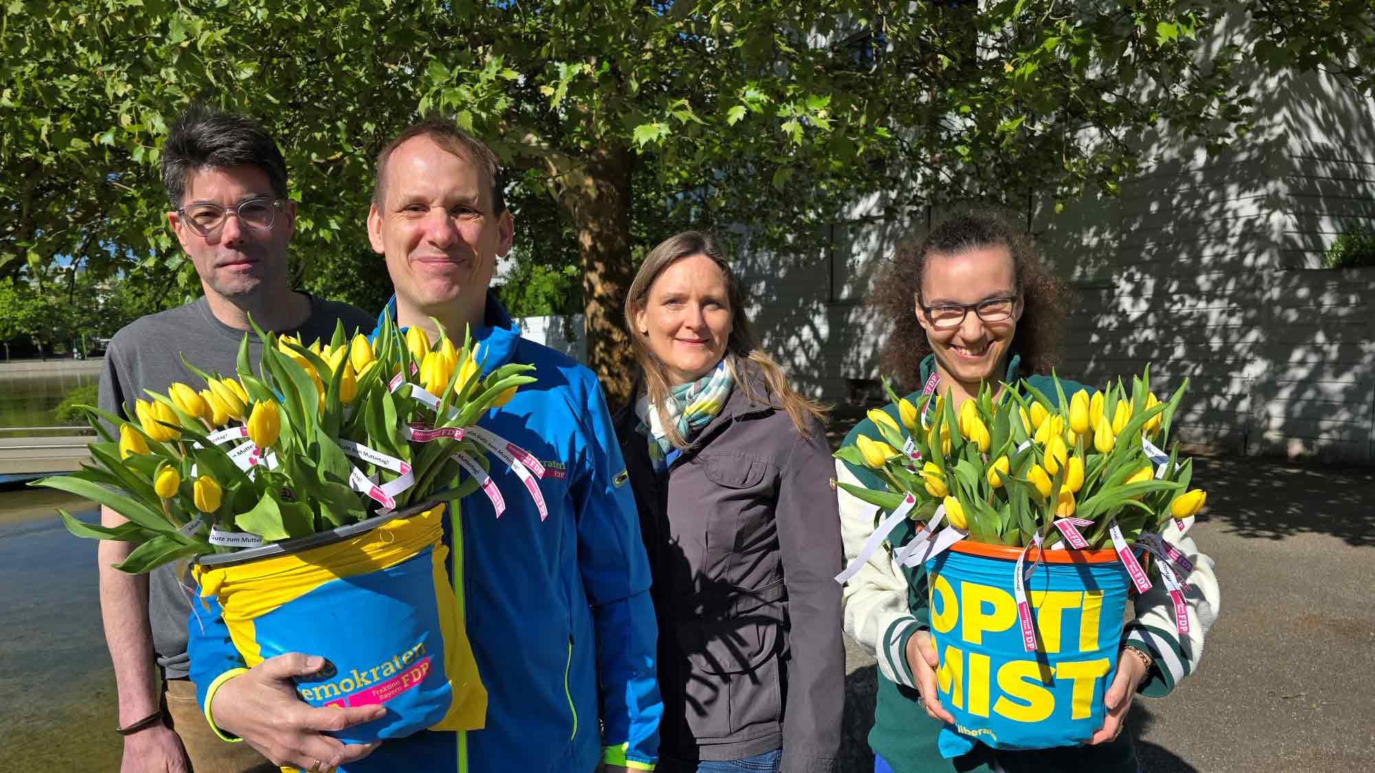 Überraschung am Samstagvormittag: Tulpenaktion der FDP Haar brachte viele Mütter zum Lächeln Überraschung am Samstagvormittag: Tulpenaktion der FDP Haar brachte viele Mütter zum Lächeln