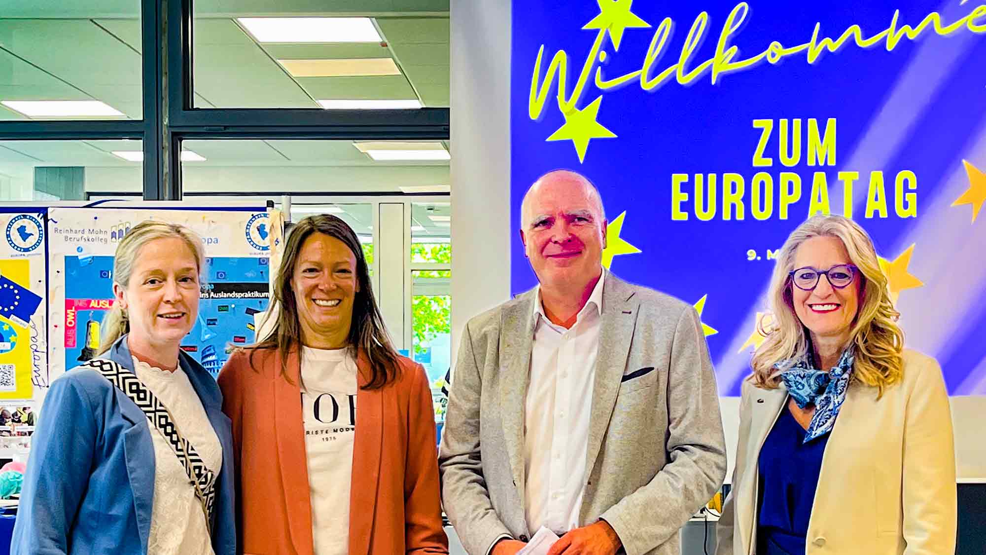 Europatag am Reinhard Mohn Berufskolleg Gütersloh: »Die EU und Ich« – kreative Ausstellung zeigt persönliche Perspektiven Europatag am Reinhard Mohn Berufskolleg Gütersloh: »Die EU und Ich« – kreative Ausstellung zeigt persönliche Perspektiven