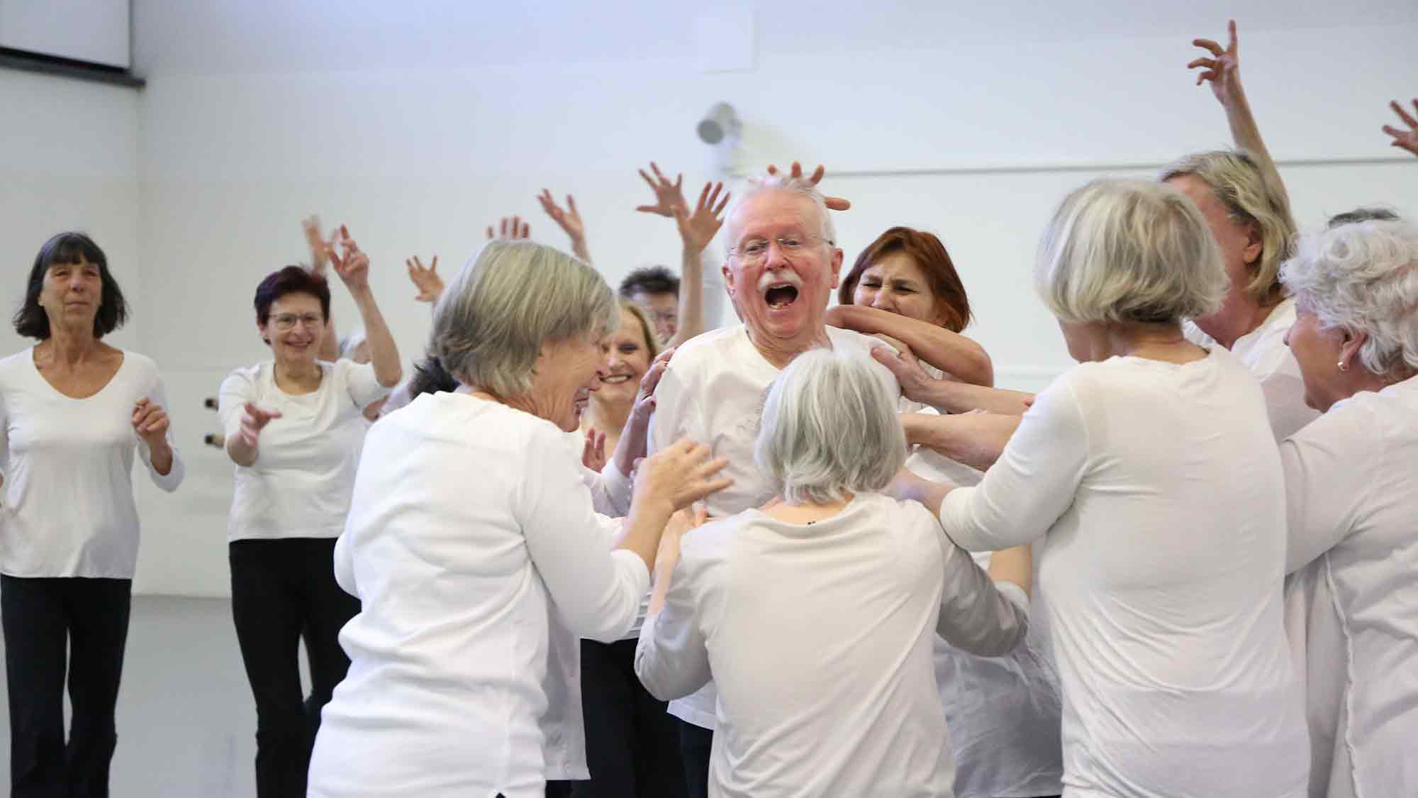 Seniorentanztheater Dortmund: »… gestern war ich noch jung!«, Premiere am 24. Mai 2025 im Schauspielhaus Dortmund Seniorentanztheater Dortmund: »… gestern war ich noch jung!«, Premiere am 24. Mai 2025 im Schauspielhaus Dortmund