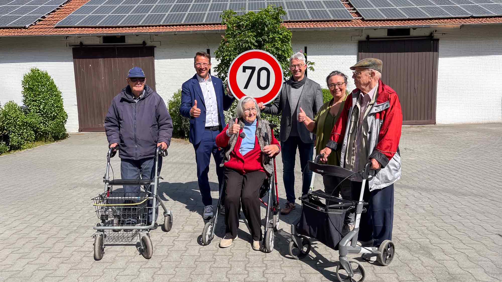 92 Jährige mit Unterschriftenaktion erfolgreich: Tempo 70 und Überholverbot vor Pflege WG »Schlieffenhof« 92 Jährige mit Unterschriftenaktion erfolgreich: Tempo 70 und Überholverbot vor Pflege WG »Schlieffenhof«