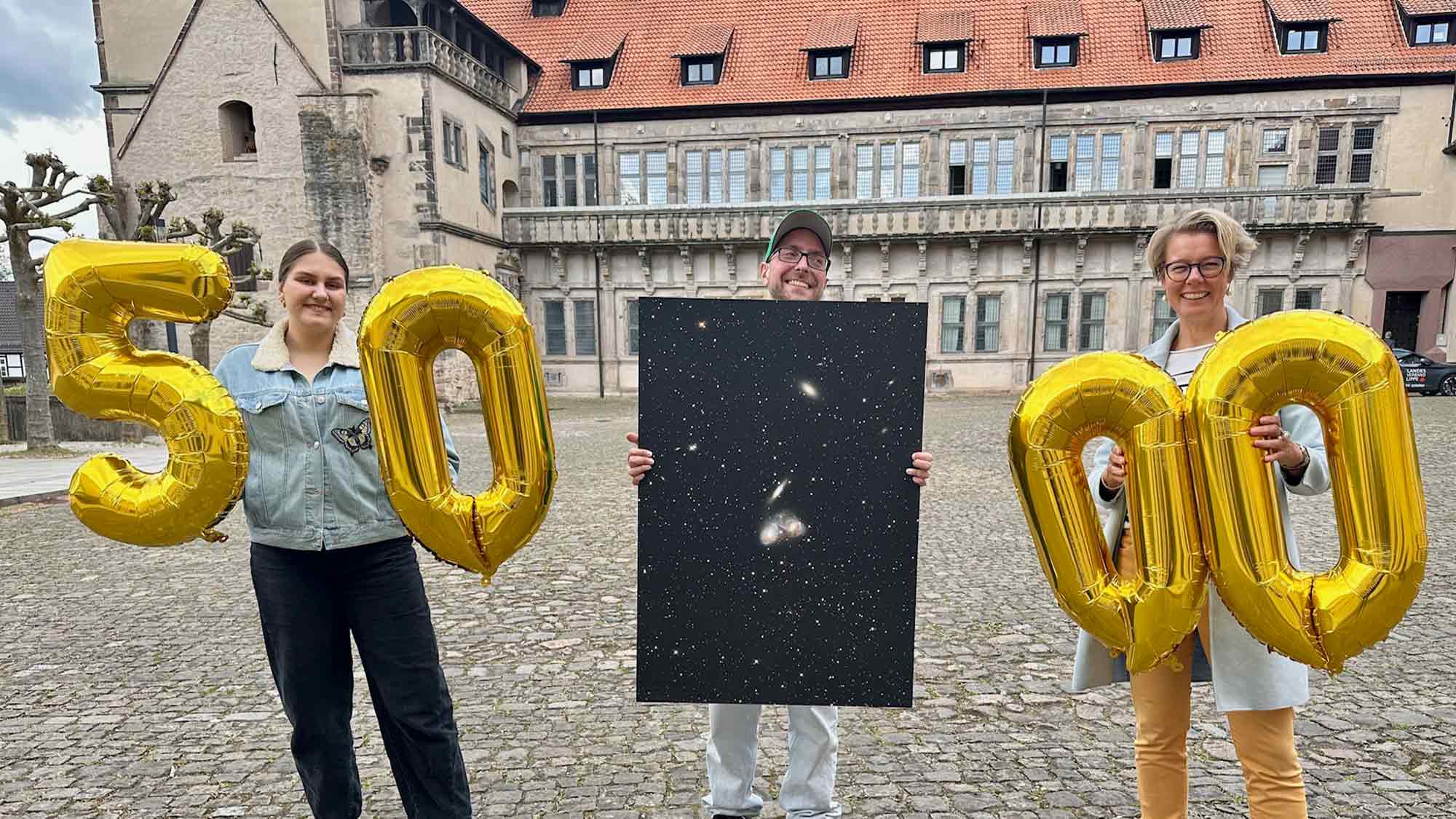 Astronomie Ausstellung im Weserrenaissance Museum Schloss Brake entpuppt sich als Publikumsmagnet – 5.000. Besucherin begrüßt