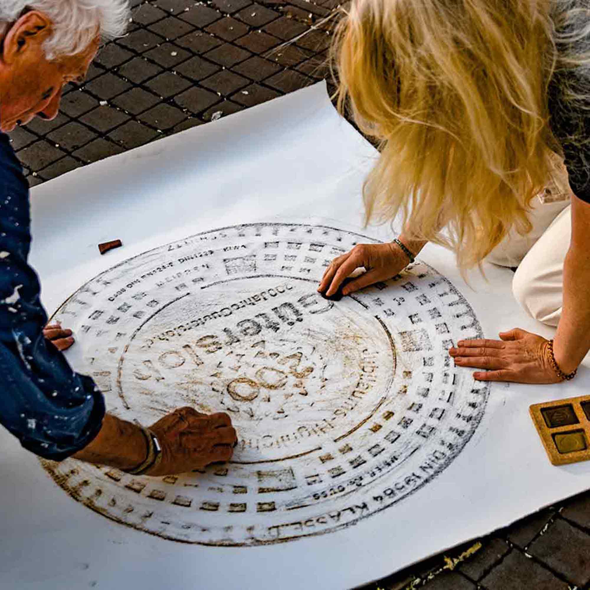 200 Jahre Gütersloh: Schargé und Larissa Spenst, &raquo;Gütersloher Pflaster&laquo;, Mini Museum im Eiscafé Pink Pinguin am Dreiecksplatz Gütersloh, 21. Mai bis  7. Juni 2025