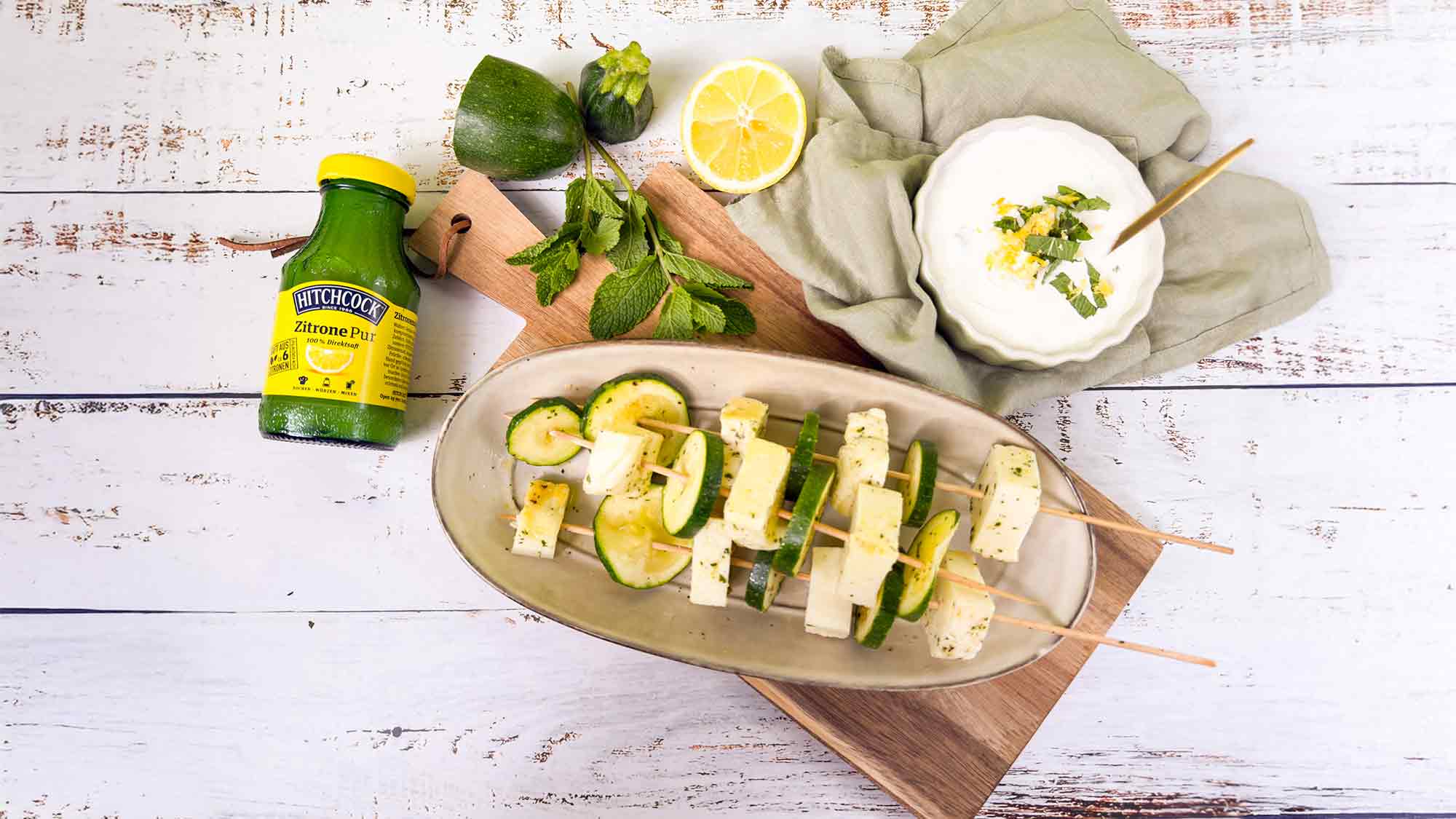 Rezepte für Gütersloh: Halloumi Zucchini Spieße mit Zitronen Joghurt Dip und Hitchcock Zitronensaft