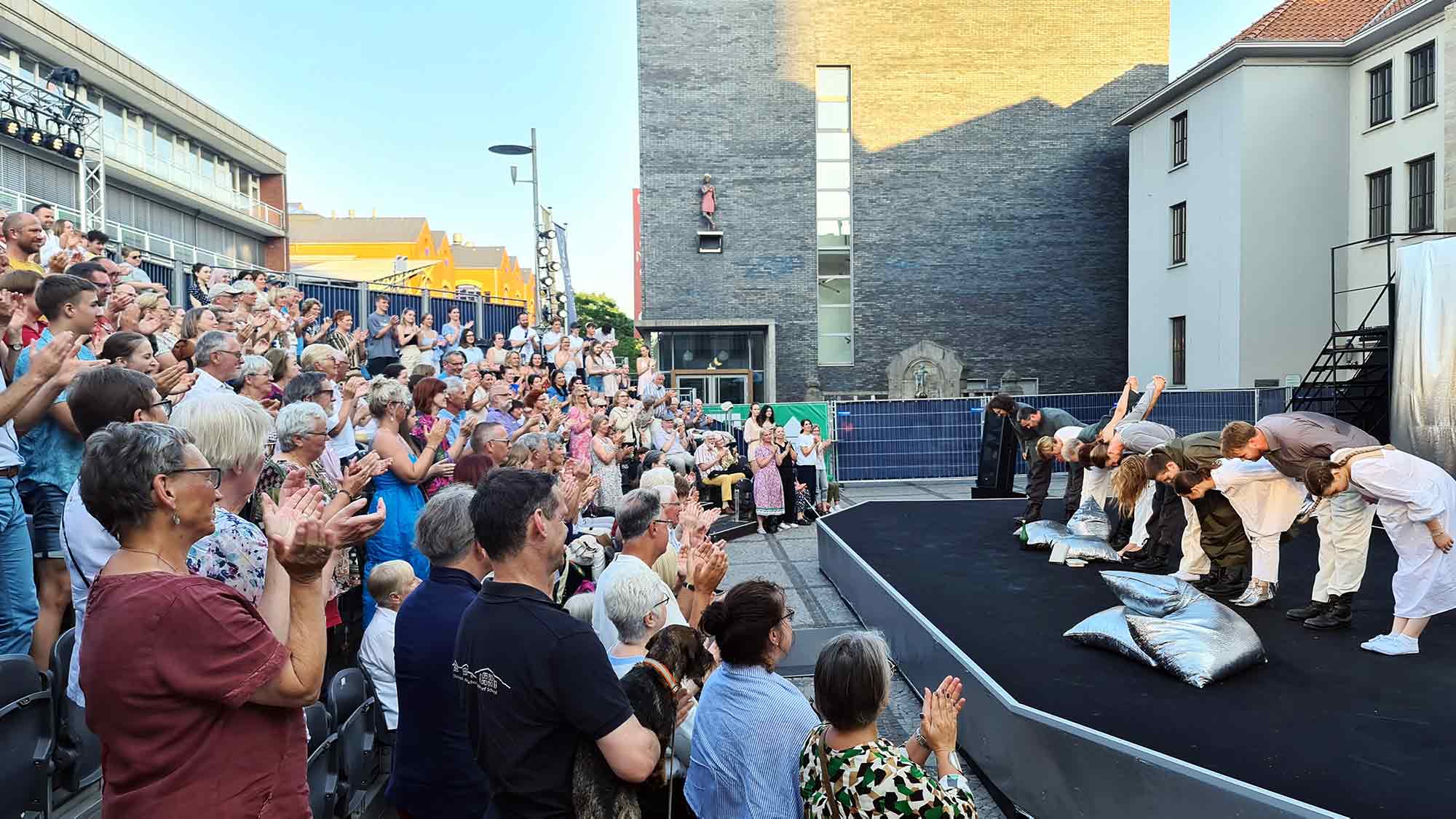 Stadttheater Bremerhaven: Sommerbühne bietet Theater und mehr, Saison startet am 24. Mai 2025 mit »Bremerhaven singt« Stadttheater Bremerhaven: Sommerbühne bietet Theater und mehr, Saison startet am 24. Mai 2025 mit »Bremerhaven singt«