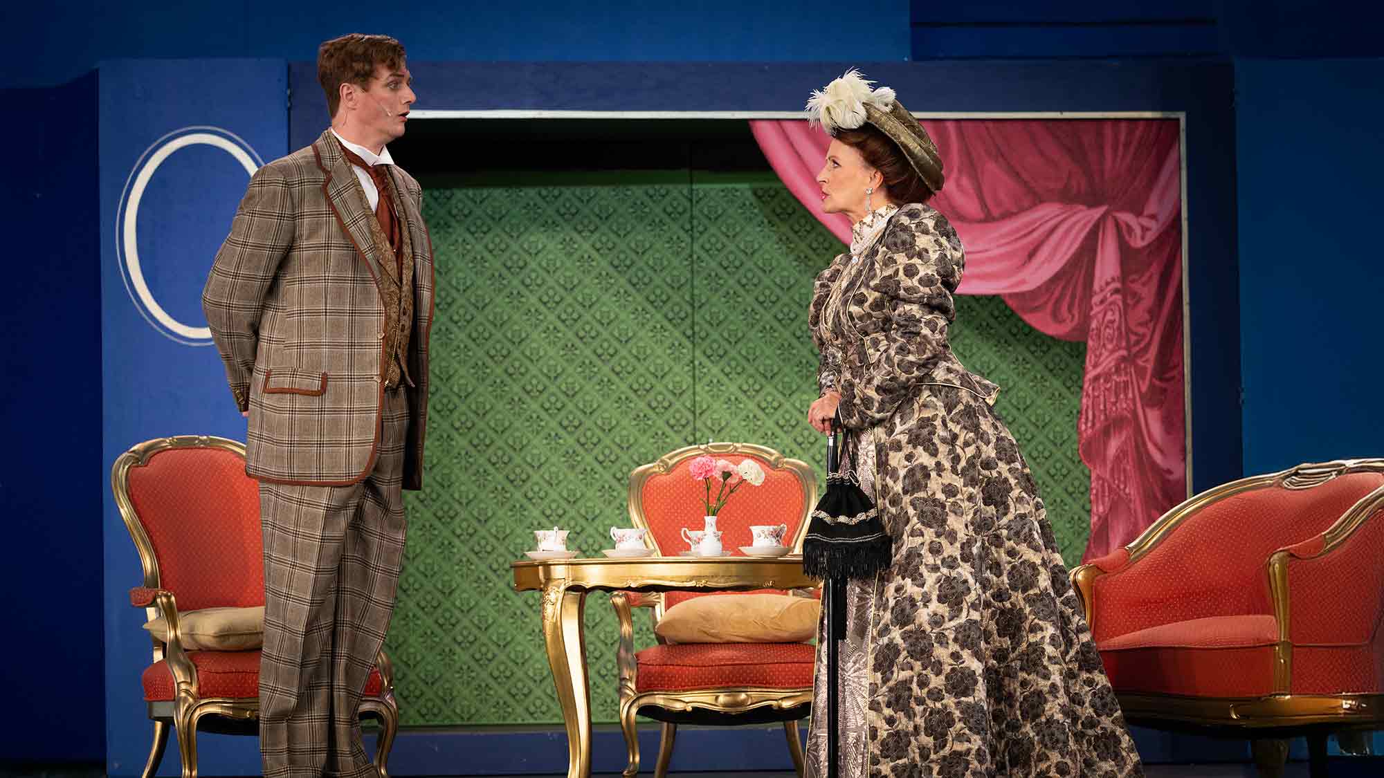 Bunbury zeigt den »Ernst des Lebens« – Brüder Grimm Festspiele Hanau starten Reihe »Theater.Klassiker« mit Oscar Wilde Bunbury zeigt den »Ernst des Lebens« – Brüder Grimm Festspiele Hanau starten Reihe »Theater.Klassiker« mit Oscar Wilde