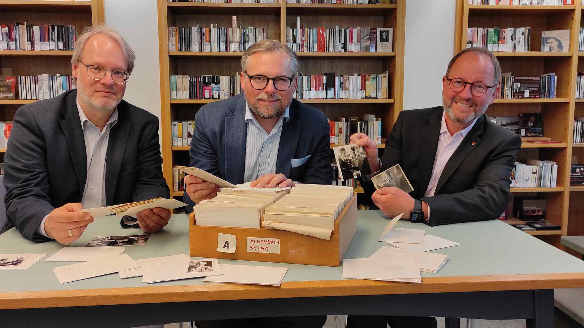 »LZ« übergibt analoges Fotoarchiv als Schenkung an die Lippische Landesbibliothek Detmold »LZ« übergibt analoges Fotoarchiv als Schenkung an die Lippische Landesbibliothek Detmold