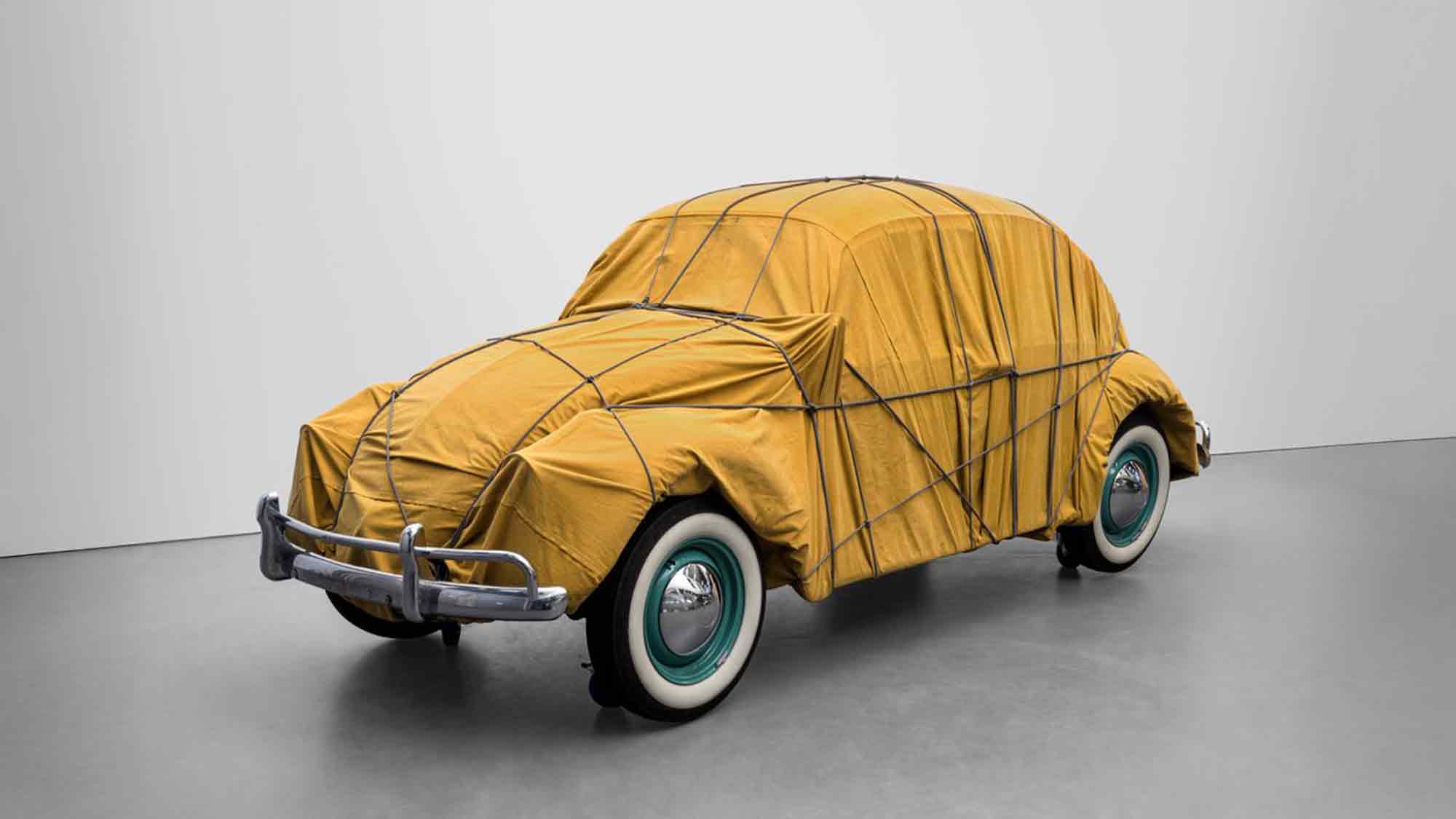 Kulturforum Berlin, Neue Nationalgalerie: Christo und Jeanne Claudes &raquo;Verpackter VW Käfer&laquo; ergänzt Sammlungspräsentation