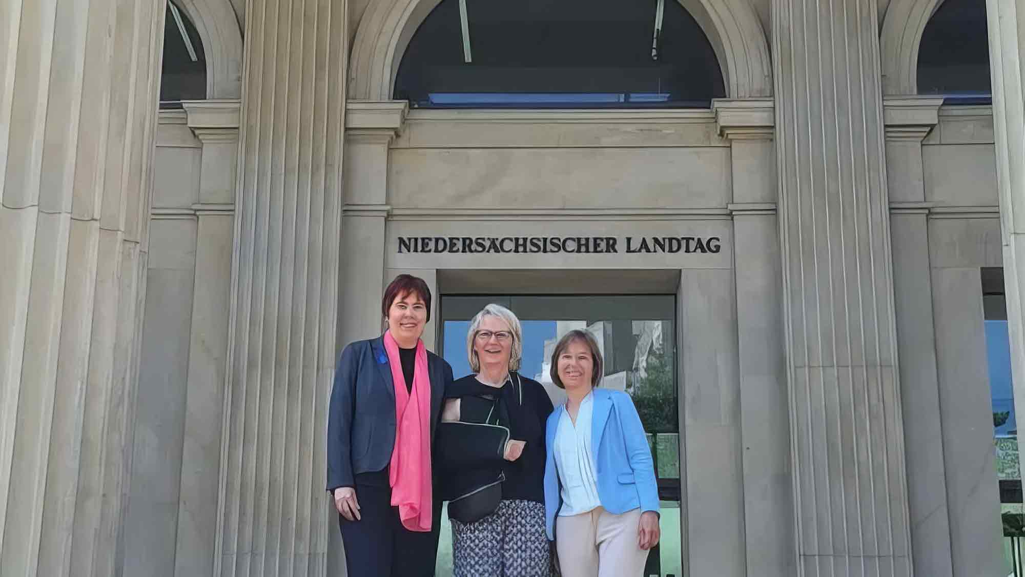 Unsichtbare Notlage sichtbar machen – Lost Voices Stiftung fordert im Landtag Hilfe für 1,5 Millionen Erkrankte