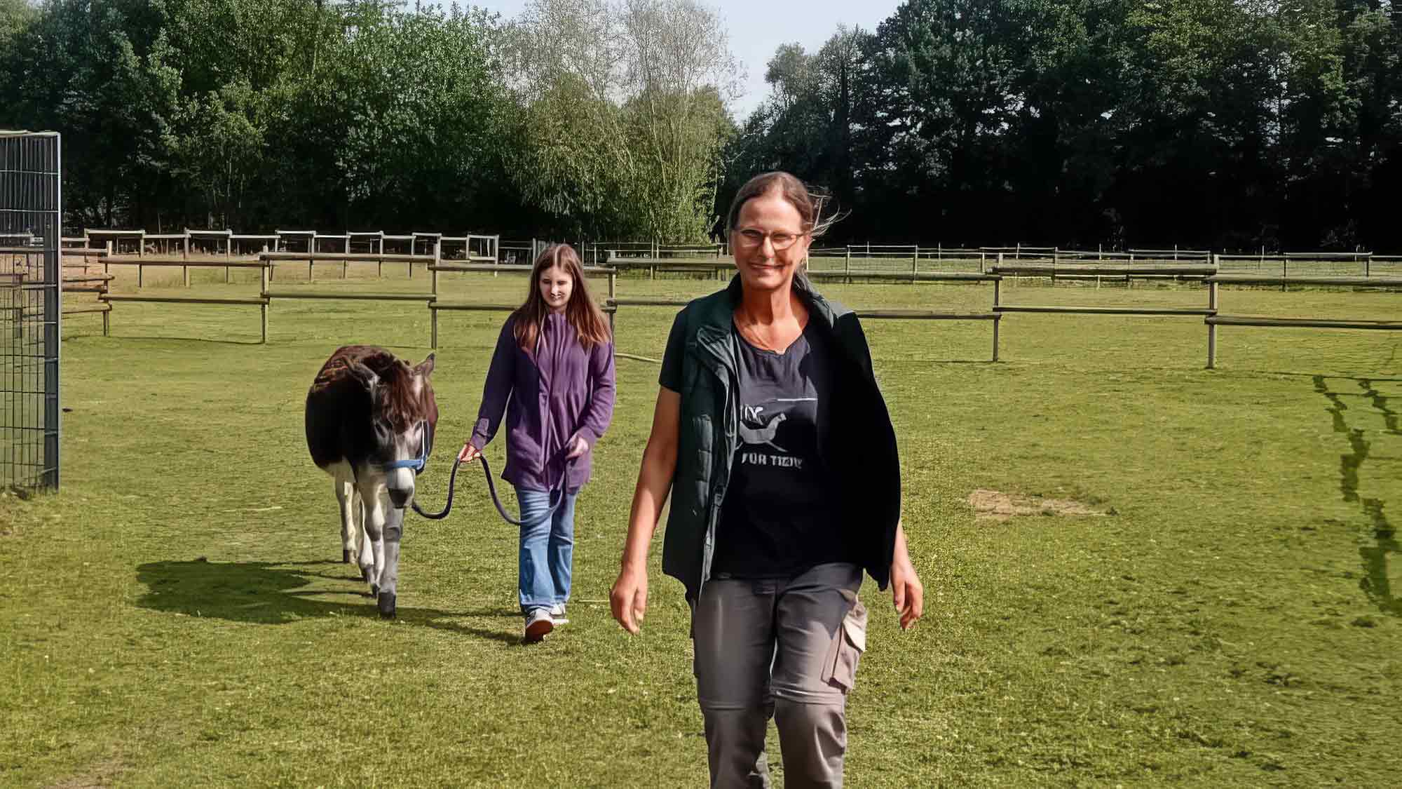 Begegnungen mit Tieren, die heilen: Kooperation zwischen dem Verein &raquo;Achtung für Tiere&laquo; und dem Haus Nordhorn schenkt Freude und Perspektive