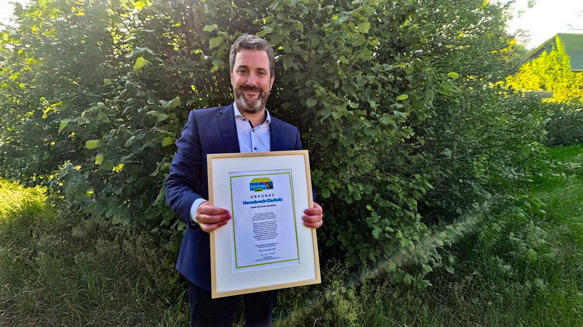 »Fairtrade Town« Herzebrock Clarholz informiert, Sonntag, 22. Juni 2025, ab 15 Uhr, vor der Bar »Cheers« »Fairtrade Town« Herzebrock Clarholz informiert, Sonntag, 22. Juni 2025, ab 15 Uhr, vor der Bar »Cheers«