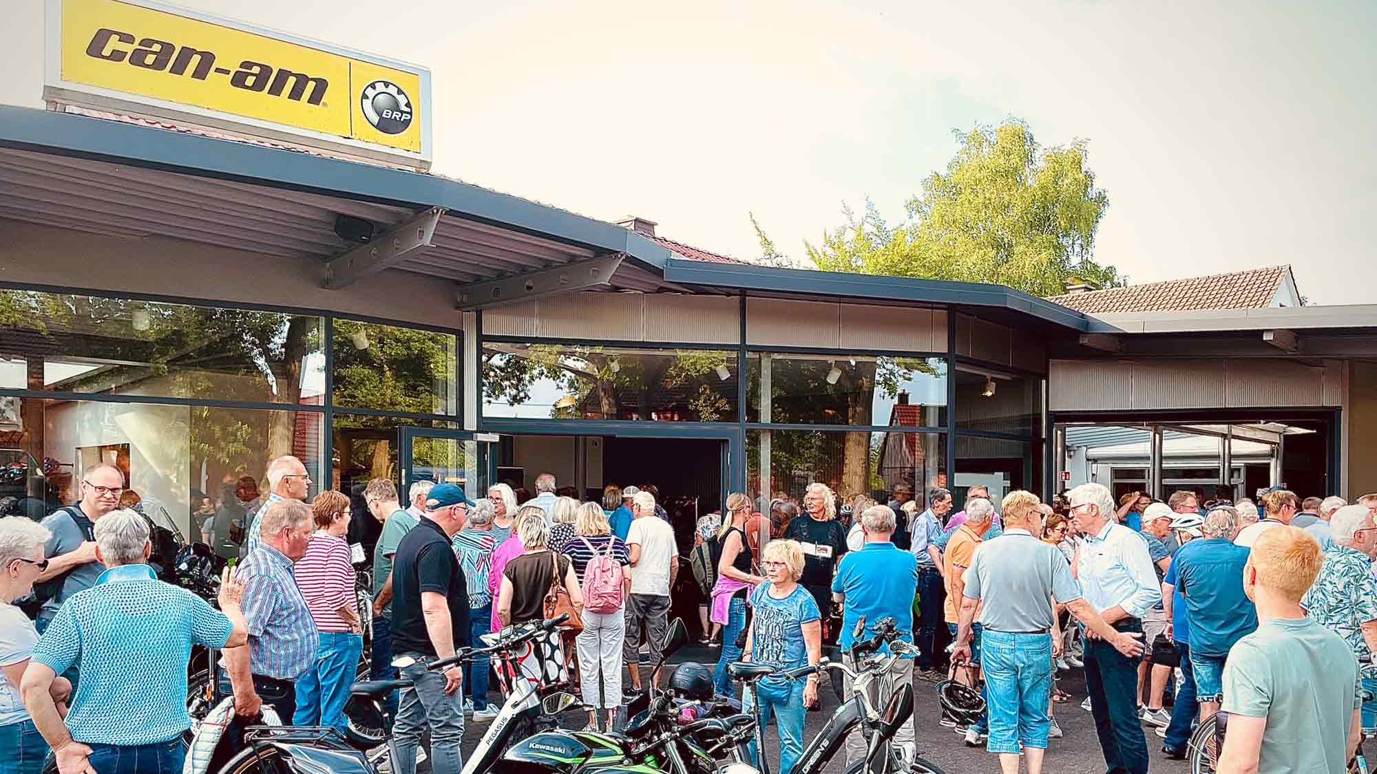 Zweiräder, ganz viel Wasser und ein Hof zum Wohlfühlen – »Tour de Rietberg« lockt 250 Interessierte nach Westerwiehe Zweiräder, ganz viel Wasser und ein Hof zum Wohlfühlen – »Tour de Rietberg« lockt 250 Interessierte nach Westerwiehe