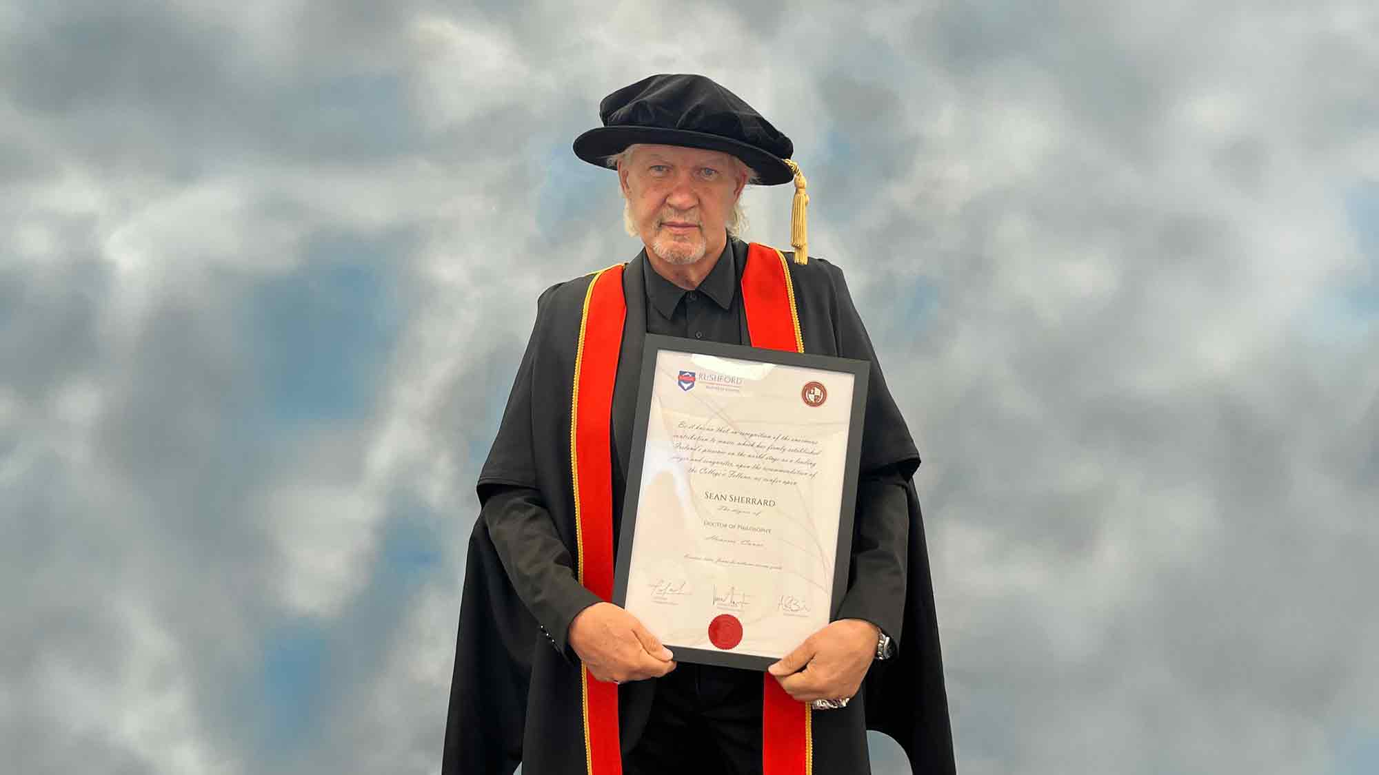 Johnny Logan erhält Ehrendoktorwürde vom Rushford Business School Genf in Kooperation mit dem Longford International College in Dublin