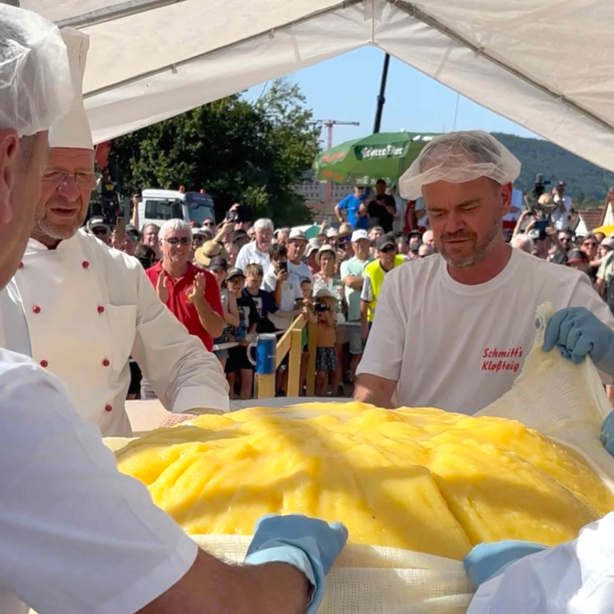 Rekord Institut für Deutschland: RID Weltrekord in Franken erfolgreich – Wombach produziert weltweit »größten Kartoffelkloß« mit 464,8 Kilo Gewicht Rekord Institut für Deutschland: RID Weltrekord in Franken erfolgreich – Wombach produziert weltweit »größten Kartoffelkloß« mit 464,8 Kilo Gewicht