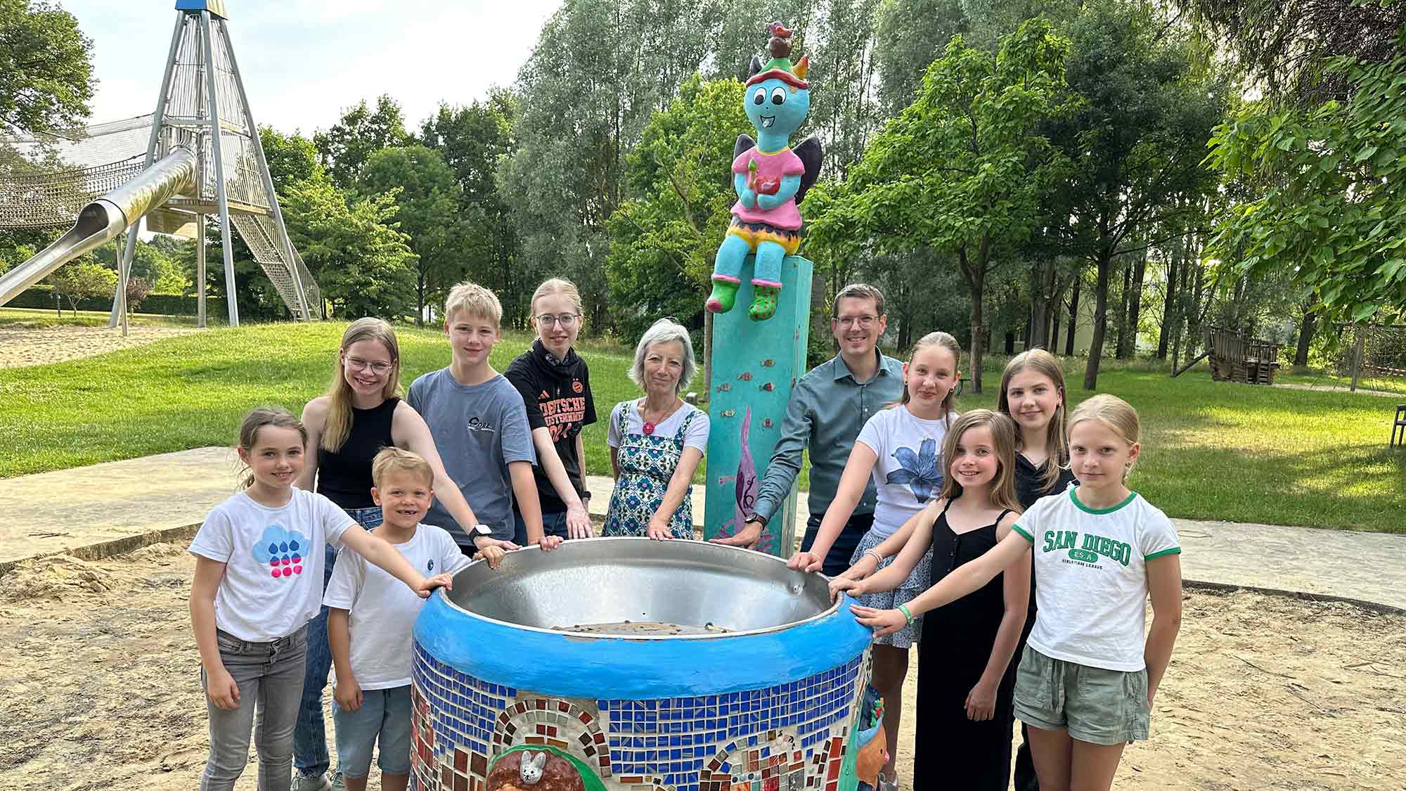 Rietberg: Neuer Brunnen sprudelt am Wasserspielplatz – Karin Wolf und Kinder gestalten erfrischende Attraktion