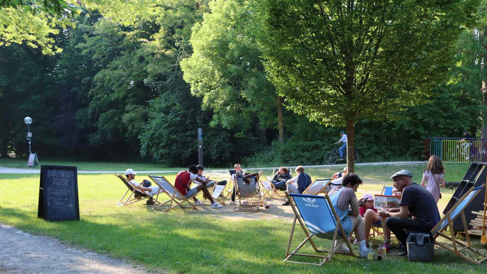 Lesen an der Dalke: Letzter Bücherkiez Sommer in der Weberei – mit Buch im Liegestuhl zurücklehnen, 13. Juli 2025