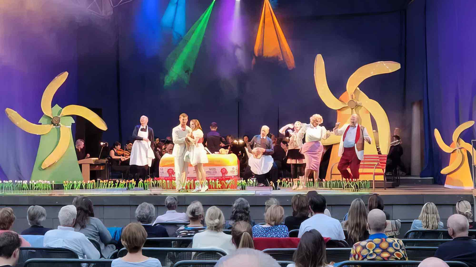 »Der Vetter aus Dingsda« – das deutschsprachige Opereretten Feuerwerk auf der Bühne im Palmengarten Frankfurt »Der Vetter aus Dingsda« – das deutschsprachige Opereretten Feuerwerk auf der Bühne im Palmengarten Frankfurt