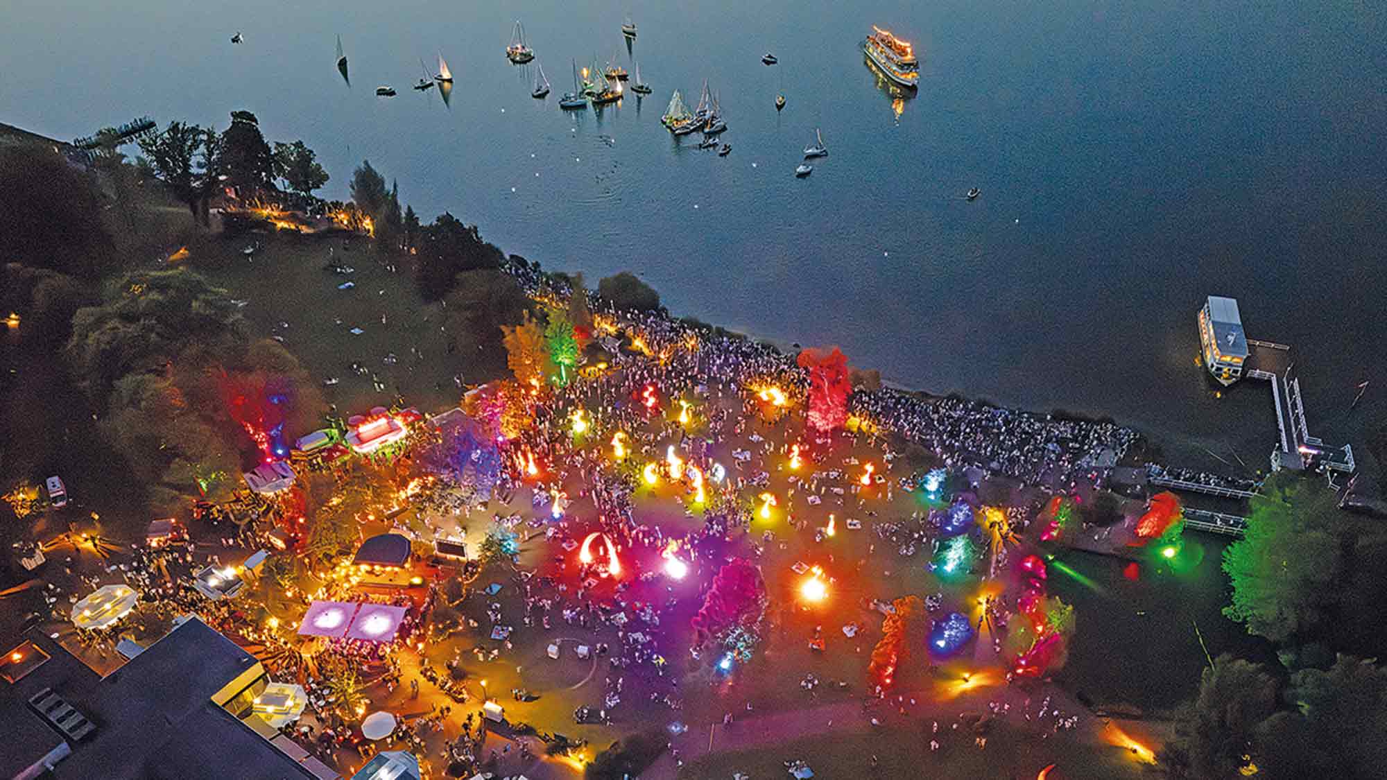 Kurpark Bad Zwischenahn erstrahlt im Farbenmeer – Lichternacht, Live Musik und Fackelschwimmen, 19. Juli 2025
