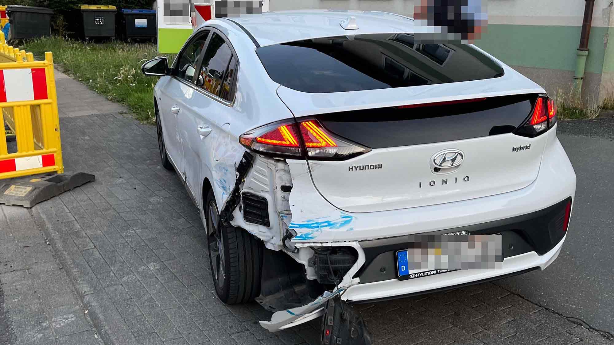 Polizei Gütersloh: Zeugen gesucht – Autodieb flüchtet und beschädigt Streifenwagen