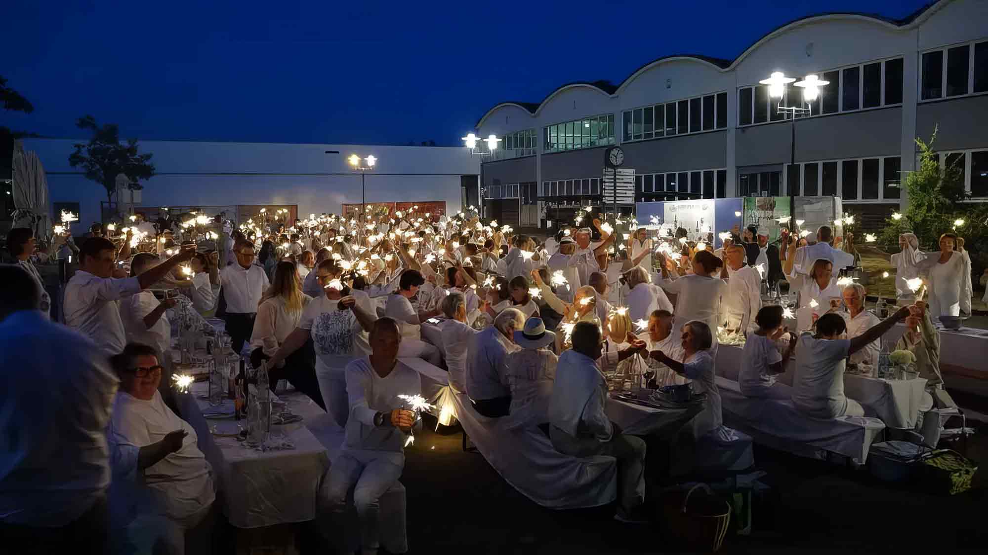 Bürgerstiftung Mössingen: Dîner en blanc 2025 begeistert mit Besucherrekord und Sommerstimmung Bürgerstiftung Mössingen: Dîner en blanc 2025 begeistert mit Besucherrekord und Sommerstimmung