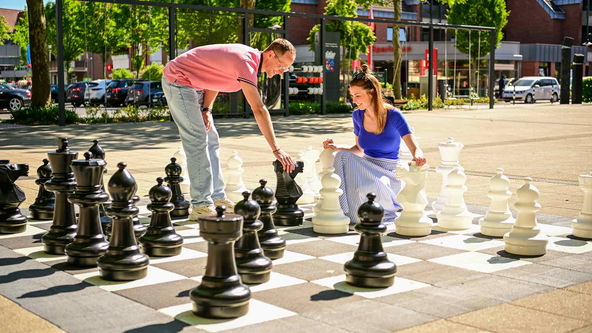 Herzebrock Clarholz: Paul Craemer Platz gut angenommen – Schlüssel für Spielfiguren im Eiscafé