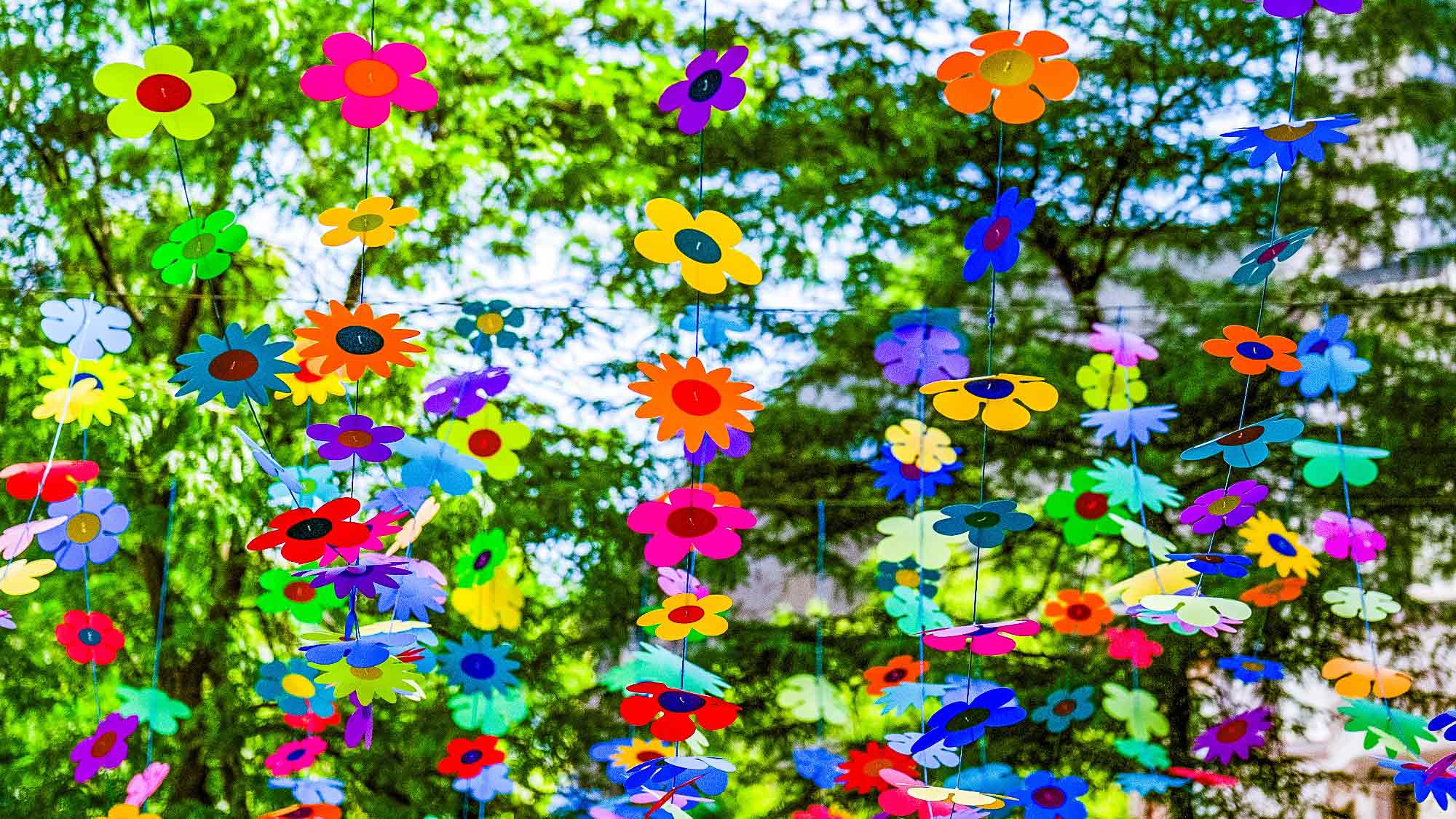 Blüten in der Fußgängerzone Mittlere Berliner Straße Gütersloh, Dekoration im Sommer 2025