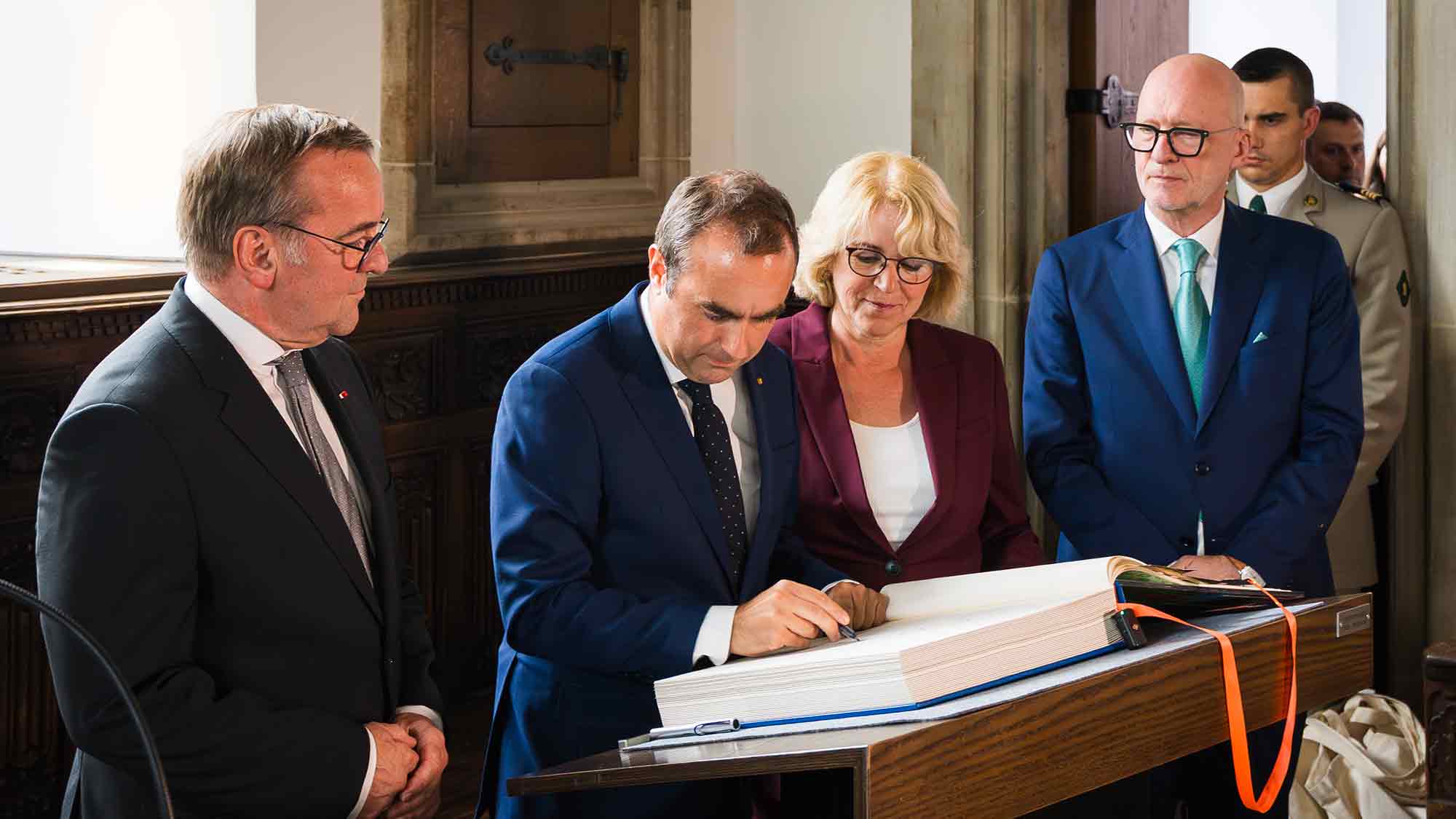 Französischer Verteidigungsminister trägt sich ins Goldene Buch der Stadt Osnabrück ein Französischer Verteidigungsminister trägt sich ins Goldene Buch der Stadt Osnabrück ein