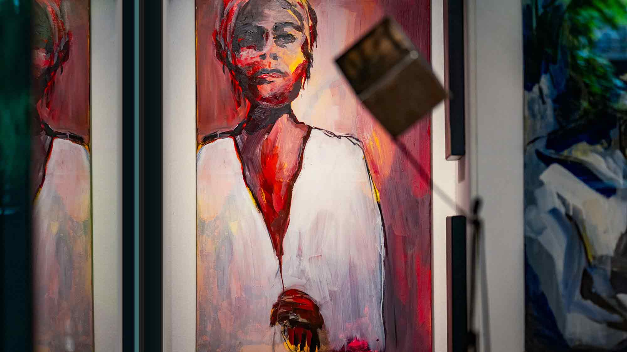 Werke von Franziska Jäger, Christoph Kasper und Frank Schmidts im &raquo;Kunstschaufenster&laquo; im Durchgang vom Berliner Platz (HVP) zur Spiekergasse Gütersloh Gemälde und Skulpturen